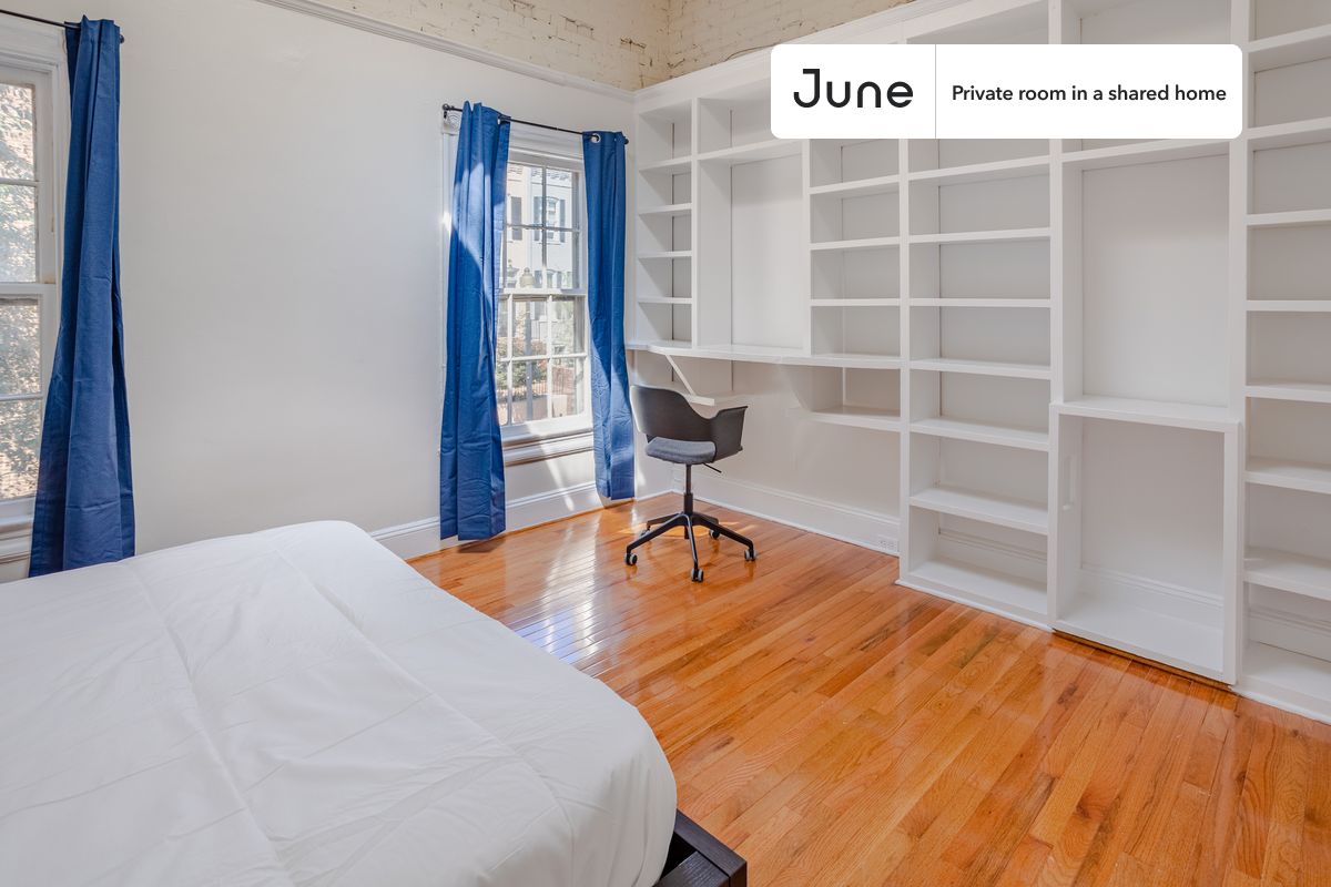 

Queen bedroom in a 5 bedroom / 2 bathroom apartment!

Check out 3D tour now:  https://jnhm.es/88q

This  Queen room in Georgetown  is available on a flexible 1-18 month lease. Monthly rent rate is determined by furnishing preference, move-in date and move-out date. Speak to a June representative for recommendations on the best stay duration for the lowest rate, and learn more about this home on the June website:  https://jnhm.es/6gI

Amenities of this home:   Dishwasher,    Furnished Common Areas,    Wi-Fi - Paid separately (High-Speed),    Guarantors Allowed,       32-inch Flat-Screen TV,    Street parking,    Laundry in home (free),       Hardwood Flooring,    Microwave,    Oven,    Refrigerator,   also, this unit is conveniently located, several local parks, restaurants and bars are just minutes away.

About June Homes: Welcome to the easiest rental experience of your life. Rent furnished or unfurnished apartments for 1 - 18 months, bypass hidden costs and broker fees and enjoy an easy move-in. As a resident, you’ll have access to 24/7 support and monthly cleanings of the home’s shared spaces. Sign up now to apply online for your next home with June: https://jnhm.es/sign-roomi

Interested? Kindly note that the minimum stay duration would be 31 days. 

Use this listing ID when speaking to June team:  #1413 E