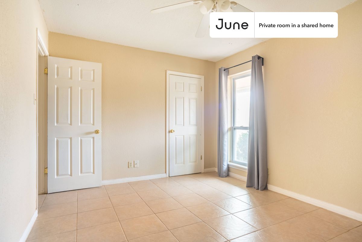

PLEASE NOTE: This is a private room in a shared apartment. You will have your own bedroom and shared common areas (kitchen, bathroom, etc.) with other residents.

Queen bedroom in a 4 bedroom / 2 bathroom apartment!

Check out 3D tour now:  https://jnhm.es/11Y

This  Queen room in Pecan Springs-Springdale  is available on a 12 month lease or a flexible short term (31 to 364 days) lease. You pick your custom start and end date. Monthly rent rate is determined by furnishing preference, move-in date and move-out date. Speak to a June representative for recommendations on the best stay duration for the lowest rate, and learn more about this home on the June website:  https://jnhm.es/5US

Amenities of this home:   Dishwasher,    Furnished Common Areas,    Wi-Fi - Paid separately (High-Speed),    Outdoor space,    Guarantors Allowed,       Decorative fireplace,    32-inch Flat-Screen TV,    Central AC (Common space),    Laundry in home (free),       Hardwood Flooring,    Microwave,    Oven,    Refrigerator,   also, this unit is conveniently located, several local parks, restaurants and bars are just minutes away.

About June Homes: Welcome to the easiest rental experience of your life. Rent furnished or unfurnished apartments on a 12 month lease or a flexible short term (31 to 364 days). As a resident, you’ll have access to 24/7 support and monthly cleanings of the home’s shared spaces. Sign up now to apply online for your next home with June: https://jnhm.es/sign-roomi

Brokers welcome! Contact us for more details.

Interested? Use this listing ID when speaking to June team:  #967 A