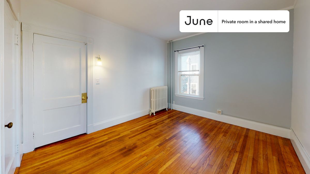 

Queen bedroom in a 5 bedroom / 2 bathroom apartment!

Check out 3D tour now:  https://jnhm.es/89T

This  Queen room in Brighton  is available on a flexible 1-18 month lease. Monthly rent rate is determined by furnishing preference, move-in date and move-out date. Speak to a June representative for recommendations on the best stay duration for the lowest rate, and learn more about this home on the June website:  https://jnhm.es/6lF

Amenities of this home:   Dishwasher,    Furnished Common Areas,    Wi-Fi - Paid separately (High-Speed),    Guarantors Allowed,          Paid parking,    Laundry in building (free),    Living area,    Hardwood Flooring,    Microwave,    Oven,    Refrigerator,   also, this unit is conveniently located, several local parks, restaurants and bars are just minutes away.

About June Homes: Welcome to the easiest rental experience of your life. Rent furnished or unfurnished apartments for 1 - 18 months, bypass hidden costs and broker fees and enjoy an easy move-in. As a resident, you’ll have access to 24/7 support and monthly cleanings of the home’s shared spaces. Sign up now to apply online for your next home with June: https://jnhm.es/sign-roomi

Interested? Kindly note that the minimum stay duration would be 31 days. 

Use this listing ID when speaking to June team:  #1525 C