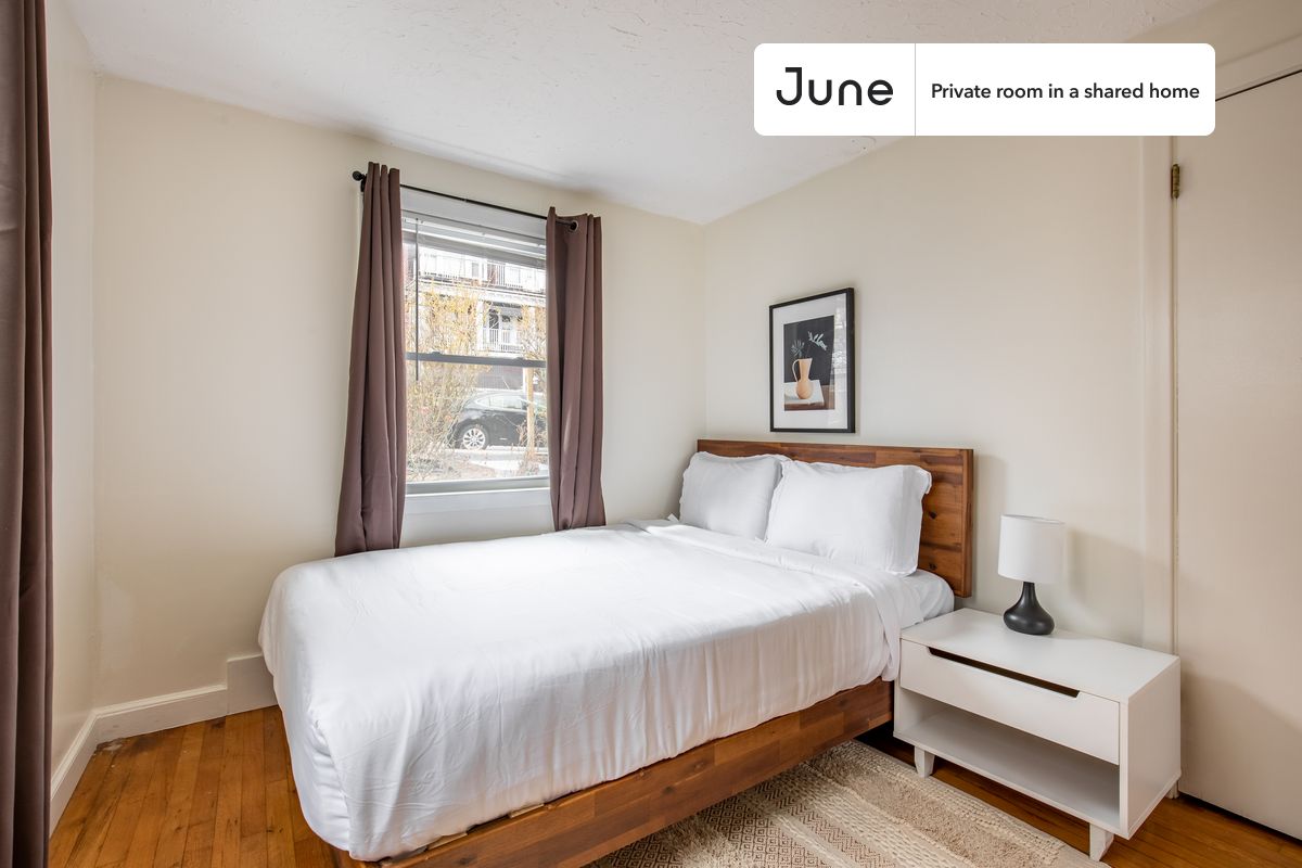 PLEASE NOTE: This is a private room in a shared apartment. You will have your own bedroom and shared common areas (kitchen, bathroom, etc.) with other residents.
Queen bedroom in a 5 bedroom / 2 bathroom apartment!
Check out 3D tour now: https://jnhm.es/847
This Queen room in Brighton is available on a 12 month lease or a flexible short term (31 to 364 days) lease. You pick your custom start and end date. Monthly rent rate is determined by furnishing preference, move-in date and move-out date. Speak to a June representative for recommendations on the best stay duration for the lowest rate, and learn more about this home on the June website: https://jnhm.es/635
Amenities of this home: Dishwasher, Furnished Common Areas, Wi-Fi - Paid separately (High-Speed), Guarantors Allowed, Laundry in home (free), Wall-Mounted TV, Parking Spot (Paid separately), Hardwood Flooring, Microwave, Oven, Refrigerator, Parking through SpotHero Paid, also, this unit is conveniently located, several local parks, restaurants and bars are just minutes away.
About June Homes: Welcome to the easiest rental experience of your life. Rent furnished or unfurnished apartments on a 12 month lease or a flexible short term (31 to 364 days). As a resident, you’ll have access to 24/7 support and monthly cleanings of the home’s shared spaces. Sign up now to apply online for your next home with June: https://jnhm.es/sign-roomi
Brokers welcome! Contact us for more details.
Interested? Kindly note that the minimum stay duration would be 31 days.
Use this listing ID when speaking to June team: #1097 B