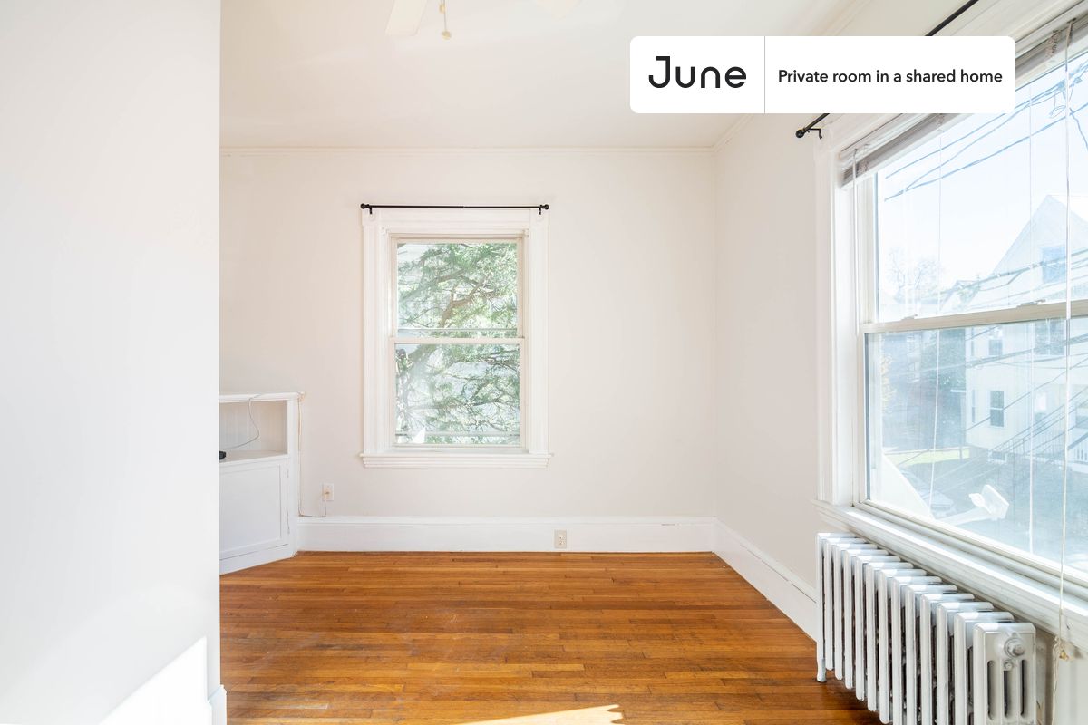 PLEASE NOTE: This is a private room in a shared apartment. You will have your own bedroom and shared common areas (kitchen, bathroom, etc.) with other residents.
Full bedroom in a 7 bedroom / 2 bathroom apartment!
Check out 3D tour now: https://jnhm.es/8bO
This Full room in Brighton is available on a 12 month lease or a flexible short term (31 to 364 days) lease. You pick your custom start and end date. Monthly rent rate is determined by furnishing preference, move-in date and move-out date. Speak to a June representative for recommendations on the best stay duration for the lowest rate, and learn more about this home on the June website: https://jnhm.es/6l8
Amenities of this home: Furnished Common Areas, Wi-Fi - Paid separately (High-Speed), Guarantors Allowed, Dine in kitchen, Street parking - City permit required, Laundry in home (free), Hardwood Flooring, Microwave, Oven, Refrigerator, also, this unit is conveniently located, several local parks, restaurants and bars are just minutes away.
About June Homes: Welcome to the easiest rental experience of your life. Rent furnished or unfurnished apartments on a 12 month lease or a flexible short term (31 to 364 days). As a resident, you’ll have access to 24/7 support and monthly cleanings of the home’s shared spaces. Sign up now to apply online for your next home with June: https://jnhm.es/sign-roomi
Brokers welcome! Contact us for more details.
Interested? Kindly note that the minimum stay duration would be 31 days.
Use this listing ID when speaking to June team: #1517 A