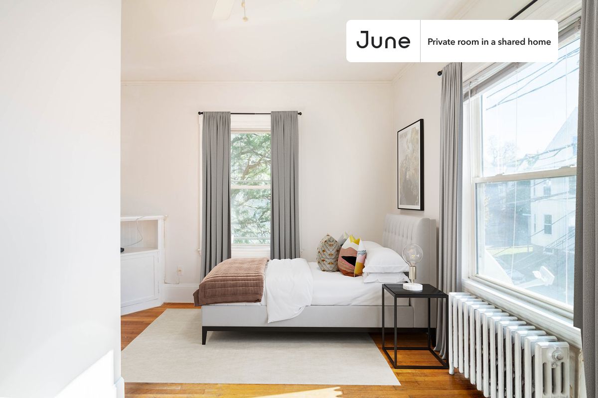 PLEASE NOTE: This is a private room in a shared apartment. You will have your own bedroom and shared common areas (kitchen, bathroom, etc.) with other residents.
Full bedroom in a 7 bedroom / 2 bathroom apartment!
Check out 3D tour now: https://jnhm.es/8bO
This Full room in Brighton is available on a 12 month lease or a flexible short term (31 to 364 days) lease. You pick your custom start and end date. Monthly rent rate is determined by furnishing preference, move-in date and move-out date. Speak to a June representative for recommendations on the best stay duration for the lowest rate, and learn more about this home on the June website: https://jnhm.es/6l8
Amenities of this home: Furnished Common Areas, Wi-Fi - Paid separately (High-Speed), Guarantors Allowed, Dine in kitchen, Street parking - City permit required, Laundry in home (free), Hardwood Flooring, Microwave, Oven, Refrigerator, also, this unit is conveniently located, several local parks, restaurants and bars are just minutes away.
About June Homes: Welcome to the easiest rental experience of your life. Rent furnished or unfurnished apartments on a 12 month lease or a flexible short term (31 to 364 days). As a resident, you’ll have access to 24/7 support and monthly cleanings of the home’s shared spaces. Sign up now to apply online for your next home with June: https://jnhm.es/sign-roomi
Brokers welcome! Contact us for more details.
Interested? Kindly note that the minimum stay duration would be 31 days.
Use this listing ID when speaking to June team: #1517 A