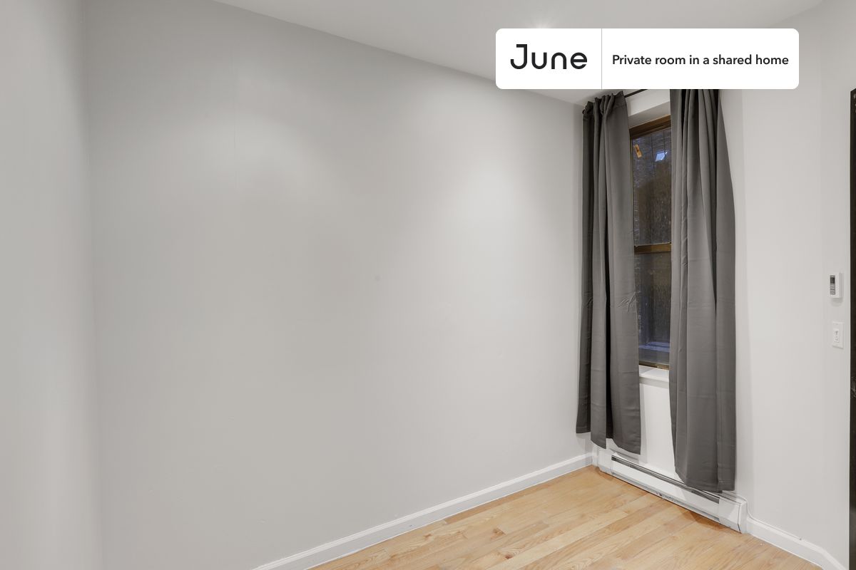 PLEASE NOTE: This is a private room in a shared apartment. You will have your own bedroom and shared common areas (kitchen, bathroom, etc.) with other residents.
Twin bedroom in a 4 bedroom / 2 bathroom apartment!
Check out 3D tour now: https://jnhm.es/XK
This Twin room in South Harlem is available on a 12 month lease or a flexible short term (31 to 364 days) lease. You pick your custom start and end date. Monthly rent rate is determined by furnishing preference, move-in date and move-out date. Speak to a June representative for recommendations on the best stay duration for the lowest rate, and learn more about this home on the June website: https://jnhm.es/5LE
Amenities of this home: Guarantors Allowed, Street parking - City permit required, Laundry in home (free), Dishwasher, Furnished Common Areas, Wi-Fi - Paid separately (High-Speed), Wall-Mounted TV, Hardwood Flooring, Microwave, Oven, Refrigerator, also, this unit is conveniently located, several local parks, restaurants and bars are just minutes away.
About June Homes: Welcome to the easiest rental experience of your life. Rent furnished or unfurnished apartments on a 12 month lease or a flexible short term (31 to 364 days). As a resident, you’ll have access to 24/7 support and monthly cleanings of the home’s shared spaces. Sign up now to apply online for your next home with June: https://jnhm.es/sign-roomi
Brokers welcome! Contact us for more details.
Interested? Use this listing ID when speaking to June team: #787 C