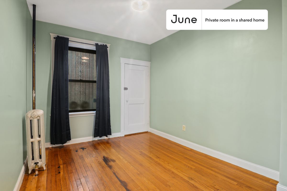 

PLEASE NOTE: This is a private room in a shared apartment. You will have your own bedroom and shared common areas (kitchen, bathroom, etc.) with other residents.

Queen bedroom in a 4 bedroom / 1 bathroom apartment!

Check out 3D tour now:  https://jnhm.es/UZ

This  Queen room in Brighton  is available on a 12 month lease or a flexible short term (31 to 364 days) lease. You pick your custom start and end date. Monthly rent rate is determined by furnishing preference, move-in date and move-out date. Speak to a June representative for recommendations on the best stay duration for the lowest rate, and learn more about this home on the June website:  https://jnhm.es/5DF

Amenities of this home:   Dishwasher,    Furnished Common Areas,    Wi-Fi - Paid separately (High-Speed),    Guarantors Allowed,       32-inch Flat-Screen TV,       Street parking - City permit required,    Laundry - Paid separately (in building),    Hardwood Flooring,    Microwave,    Oven,    Refrigerator,   also, this unit is conveniently located, several local parks, restaurants and bars are just minutes away.

About June Homes: Welcome to the easiest rental experience of your life. Rent furnished or unfurnished apartments on a 12 month lease or a flexible short term (31 to 364 days). As a resident, you’ll have access to 24/7 support and monthly cleanings of the home’s shared spaces. Sign up now to apply online for your next home with June: https://jnhm.es/sign-roomi

Brokers welcome! Contact us for more details.

Interested? Kindly note that the minimum stay duration would be 31 days. 

Use this listing ID when speaking to June team:  #604 D