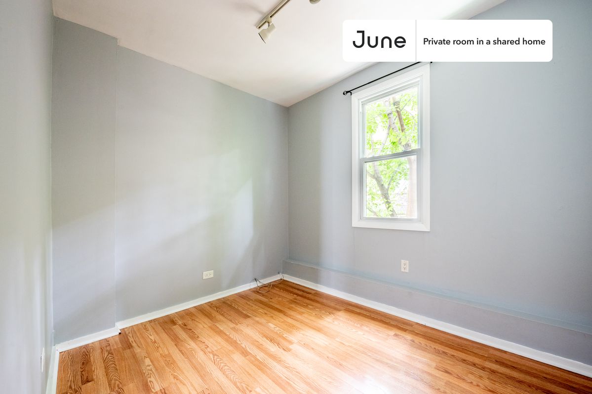 

PLEASE NOTE: This is a private room in a shared apartment. You will have your own bedroom and shared common areas (kitchen, bathroom, etc.) with other residents.

Full bedroom in a 3 bedroom / 1 bathroom apartment!

Check out 3D tour now:  https://jnhm.es/8ax

This  Full room in Bucktown  is available on a 12 month lease or a flexible short term (31 to 364 days) lease. You pick your custom start and end date. Monthly rent rate is determined by furnishing preference, move-in date and move-out date. Speak to a June representative for recommendations on the best stay duration for the lowest rate, and learn more about this home on the June website:  https://jnhm.es/6lq

Amenities of this home:   Furnished Common Areas,    Wi-Fi - Paid separately (High-Speed),    Guarantors Allowed,       32-inch Flat-Screen TV,    Dining area,    Street parking - City permit required,    Laundry in home (free),       Living area,    Hardwood Flooring,    Microwave,    Oven,    Refrigerator,   also, this unit is conveniently located, several local parks, restaurants and bars are just minutes away.

About June Homes: Welcome to the easiest rental experience of your life. Rent furnished or unfurnished apartments on a 12 month lease or a flexible short term (31 to 364 days). As a resident, you’ll have access to 24/7 support and monthly cleanings of the home’s shared spaces. Sign up now to apply online for your next home with June: https://jnhm.es/sign-roomi

Brokers welcome! Contact us for more details.

Interested? Kindly note that the minimum stay duration would be 32 days. 

Use this listing ID when speaking to June team:  #1522 C