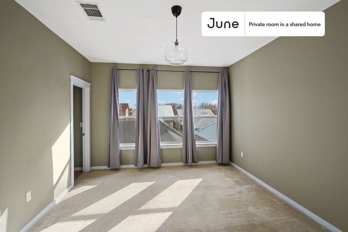 

PLEASE NOTE: This is a private room in a shared apartment. You will have your own bedroom and shared common areas (kitchen, bathroom, etc.) with other residents.

Queen bedroom in a 5 bedroom / 2.5 bathroom apartment!

Check out 3D tour now:  https://jnhm.es/YR

This  Queen room in Cherrywood and Mueller  is available on a 12 month lease or a flexible short term (31 to 364 days) lease. You pick your custom start and end date. Monthly rent rate is determined by furnishing preference, move-in date and move-out date. Speak to a June representative for recommendations on the best stay duration for the lowest rate, and learn more about this home on the June website:  https://jnhm.es/5Qd

Amenities of this home:   Dishwasher,    Furnished Common Areas,    Wi-Fi - Paid separately (High-Speed),    Guarantors Allowed,       32-inch Flat-Screen TV,    Central AC (Common space),       Laundry in building (free),    Enclosed backyard,    Hardwood Flooring,    Microwave,    Oven,    Refrigerator,   also, this unit is conveniently located, several local parks, restaurants and bars are just minutes away.

About June Homes: Welcome to the easiest rental experience of your life. Rent furnished or unfurnished apartments on a 12 month lease or a flexible short term (31 to 364 days). As a resident, you’ll have access to 24/7 support and monthly cleanings of the home’s shared spaces. Sign up now to apply online for your next home with June: https://jnhm.es/sign-roomi

Brokers welcome! Contact us for more details.

Interested? Use this listing ID when speaking to June team:  #879 C