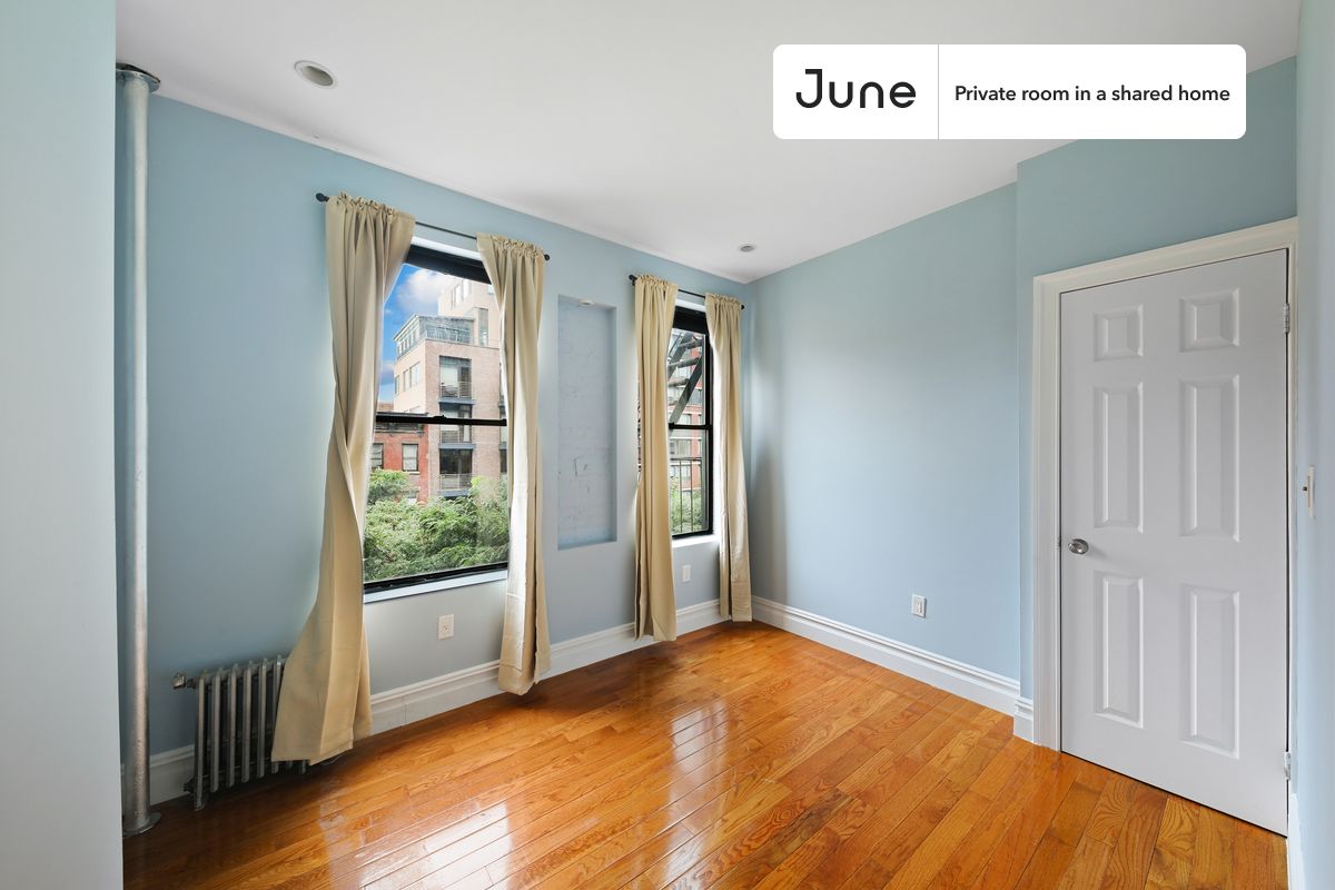 PLEASE NOTE: This is a private room in a shared apartment. You will have your own bedroom and shared common areas (kitchen, bathroom, etc.) with other residents.
Queen bedroom in a 2 bedroom / 1 bathroom apartment!
Check out 3D tour now: https://jnhm.es/Vd
This Queen room in Columbus Circle is available on a 12 month lease or a flexible short term (31 to 364 days) lease. You pick your custom start and end date. Monthly rent rate is determined by furnishing preference, move-in date and move-out date. Speak to a June representative for recommendations on the best stay duration for the lowest rate, and learn more about this home on the June website: https://jnhm.es/5I0
Amenities of this home: Dishwasher, Furnished Common Areas, Wi-Fi - Paid separately (High-Speed), Guarantors Allowed, Street parking - City permit required, Laundry in home (free), Wall-Mounted TV, Hardwood Flooring, Microwave, Oven, Refrigerator, also, this unit is conveniently located, several local parks, restaurants and bars are just minutes away.
About June Homes: Welcome to the easiest rental experience of your life. Rent furnished or unfurnished apartments on a 12 month lease or a flexible short term (31 to 364 days). As a resident, you’ll have access to 24/7 support and monthly cleanings of the home’s shared spaces. Sign up now to apply online for your next home with June: https://jnhm.es/sign-roomi
Brokers welcome! Contact us for more details.
Interested? Use this listing ID when speaking to June team: #710 B