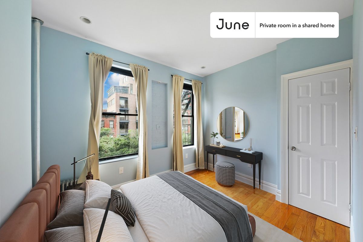 PLEASE NOTE: This is a private room in a shared apartment. You will have your own bedroom and shared common areas (kitchen, bathroom, etc.) with other residents.
Queen bedroom in a 2 bedroom / 1 bathroom apartment!
Check out 3D tour now: https://jnhm.es/Vd
This Queen room in Columbus Circle is available on a 12 month lease or a flexible short term (31 to 364 days) lease. You pick your custom start and end date. Monthly rent rate is determined by furnishing preference, move-in date and move-out date. Speak to a June representative for recommendations on the best stay duration for the lowest rate, and learn more about this home on the June website: https://jnhm.es/5I0
Amenities of this home: Dishwasher, Furnished Common Areas, Wi-Fi - Paid separately (High-Speed), Guarantors Allowed, Street parking - City permit required, Laundry in home (free), Wall-Mounted TV, Hardwood Flooring, Microwave, Oven, Refrigerator, also, this unit is conveniently located, several local parks, restaurants and bars are just minutes away.
About June Homes: Welcome to the easiest rental experience of your life. Rent furnished or unfurnished apartments on a 12 month lease or a flexible short term (31 to 364 days). As a resident, you’ll have access to 24/7 support and monthly cleanings of the home’s shared spaces. Sign up now to apply online for your next home with June: https://jnhm.es/sign-roomi
Brokers welcome! Contact us for more details.
Interested? Use this listing ID when speaking to June team: #710 B