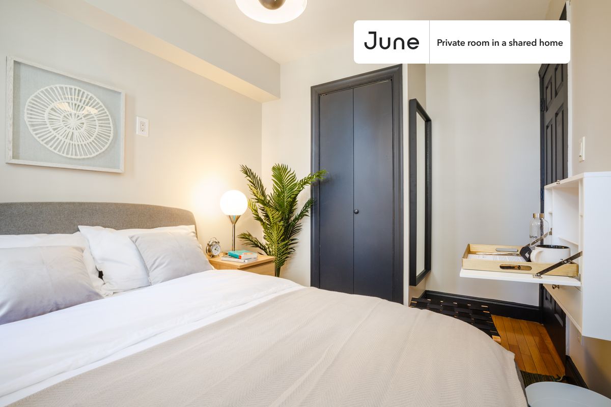 

PLEASE NOTE: This is a private room in a shared apartment. You will have your own bedroom and shared common areas (kitchen, bathroom, etc.) with other residents.

Full bedroom in a 3 bedroom / 1 bathroom apartment!

Check out 3D tour now:  https://jnhm.es/Pl

This  Full room in Hell's Kitchen  is available on a 12 month lease or a flexible short term (31 to 364 days) lease. You pick your custom start and end date. Monthly rent rate is determined by furnishing preference, move-in date and move-out date. Speak to a June representative for recommendations on the best stay duration for the lowest rate, and learn more about this home on the June website:  https://jnhm.es/zP

Amenities of this home:   Dishwasher,    Furnished Common Areas,    Wi-Fi - Paid separately (High-Speed),    Guarantors Allowed,       32-inch Flat-Screen TV,    South facing,       Hardwood Flooring,    Microwave,    Oven,    Refrigerator,   also, this unit is conveniently located, several local parks, restaurants and bars are just minutes away.

About June Homes: Welcome to the easiest rental experience of your life. Rent furnished or unfurnished apartments on a 12 month lease or a flexible short term (31 to 364 days). As a resident, you’ll have access to 24/7 support and monthly cleanings of the home’s shared spaces. Sign up now to apply online for your next home with June: https://jnhm.es/sign-roomi

Brokers welcome! Contact us for more details.

Interested? Use this listing ID when speaking to June team:  #143 A