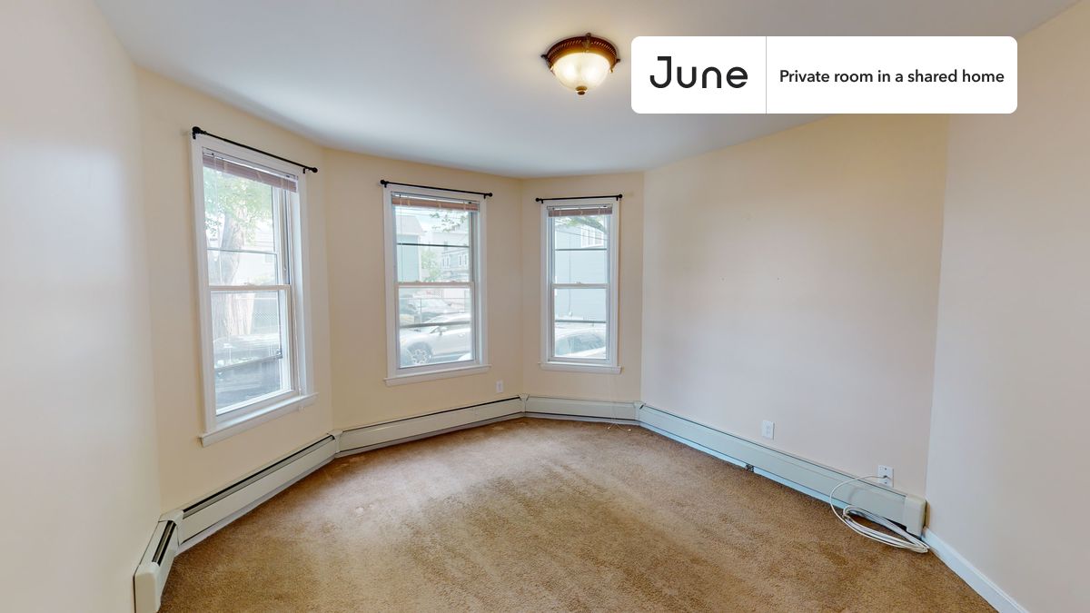 

PLEASE NOTE: This is a private room in a shared apartment. You will have your own bedroom and shared common areas (kitchen, bathroom, etc.) with other residents.

Full bedroom in a 3 bedroom / 1 bathroom apartment!

Check out 3D tour now:  https://jnhm.es/85b

This  Full room in Central Square (Cambridge)  is available on a 12 month lease or a flexible short term (31 to 364 days) lease. You pick your custom start and end date. Monthly rent rate is determined by furnishing preference, move-in date and move-out date. Speak to a June representative for recommendations on the best stay duration for the lowest rate, and learn more about this home on the June website:  https://jnhm.es/6b8

Amenities of this home:   Dishwasher,    Furnished Common Areas,    Wi-Fi - Paid separately (High-Speed),    Guarantors Allowed,          Street parking - City permit required,    Laundry - Paid separately (in building),    Hardwood Flooring,    Microwave,    Oven,    Refrigerator,   also, this unit is conveniently located, several local parks, restaurants and bars are just minutes away.

About June Homes: Welcome to the easiest rental experience of your life. Rent furnished or unfurnished apartments on a 12 month lease or a flexible short term (31 to 364 days). As a resident, you’ll have access to 24/7 support and monthly cleanings of the home’s shared spaces. Sign up now to apply online for your next home with June: https://jnhm.es/sign-roomi

Brokers welcome! Contact us for more details.

Interested? Kindly note that the minimum stay duration would be 31 days. 

Use this listing ID when speaking to June team:  #1297 A