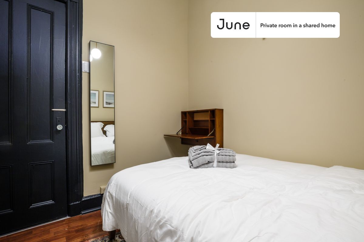 PLEASE NOTE: This is a private room in a shared apartment. You will have your own bedroom and shared common areas (kitchen, bathroom, etc.) with other residents.
Full bedroom in a 4 bedroom / 1 bathroom apartment!
Check out 3D tour now: https://jnhm.es/OZ
This Full room in Hell's Kitchen is available on a 12 month lease or a flexible short term (31 to 364 days) lease. You pick your custom start and end date. Monthly rent rate is determined by furnishing preference, move-in date and move-out date. Speak to a June representative for recommendations on the best stay duration for the lowest rate, and learn more about this home on the June website: https://jnhm.es/44
Amenities of this home: Dishwasher, Furnished Common Areas, Wi-Fi - Paid separately (High-Speed), Guarantors Allowed, 32-inch Flat-Screen TV, Dine in kitchen, Smart lock, Hardwood Flooring, Microwave, Oven, Refrigerator, also, this unit is conveniently located, several local parks, restaurants and bars are just minutes away.
About June Homes: Welcome to the easiest rental experience of your life. Rent furnished or unfurnished apartments on a 12 month lease or a flexible short term (31 to 364 days). As a resident, you’ll have access to 24/7 support and monthly cleanings of the home’s shared spaces. Sign up now to apply online for your next home with June: https://jnhm.es/sign-roomi
Brokers welcome! Contact us for more details.
Interested? Use this listing ID when speaking to June team: #137 1C