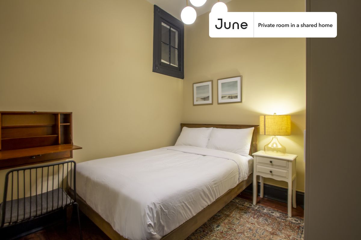 PLEASE NOTE: This is a private room in a shared apartment. You will have your own bedroom and shared common areas (kitchen, bathroom, etc.) with other residents.
Full bedroom in a 4 bedroom / 1 bathroom apartment!
Check out 3D tour now: https://jnhm.es/OZ
This Full room in Hell's Kitchen is available on a 12 month lease or a flexible short term (31 to 364 days) lease. You pick your custom start and end date. Monthly rent rate is determined by furnishing preference, move-in date and move-out date. Speak to a June representative for recommendations on the best stay duration for the lowest rate, and learn more about this home on the June website: https://jnhm.es/44
Amenities of this home: Dishwasher, Furnished Common Areas, Wi-Fi - Paid separately (High-Speed), Guarantors Allowed, 32-inch Flat-Screen TV, Dine in kitchen, Smart lock, Hardwood Flooring, Microwave, Oven, Refrigerator, also, this unit is conveniently located, several local parks, restaurants and bars are just minutes away.
About June Homes: Welcome to the easiest rental experience of your life. Rent furnished or unfurnished apartments on a 12 month lease or a flexible short term (31 to 364 days). As a resident, you’ll have access to 24/7 support and monthly cleanings of the home’s shared spaces. Sign up now to apply online for your next home with June: https://jnhm.es/sign-roomi
Brokers welcome! Contact us for more details.
Interested? Use this listing ID when speaking to June team: #137 1C