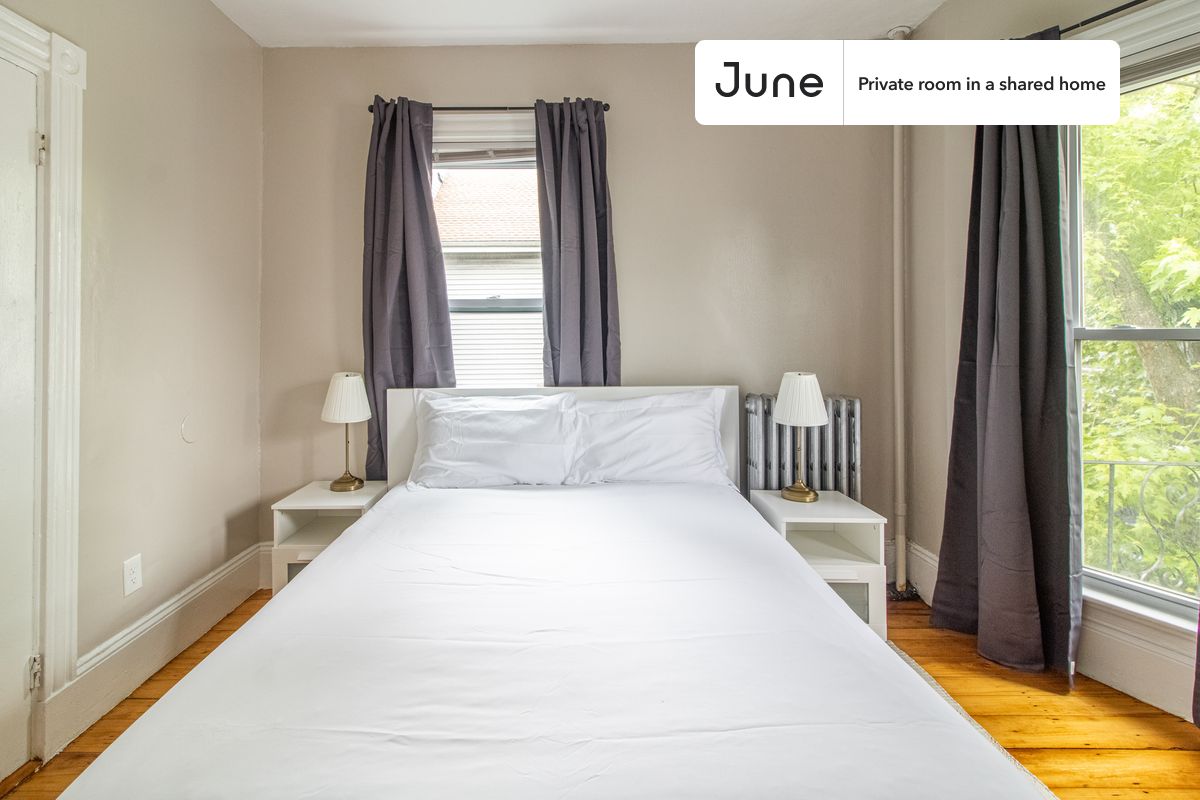 

PLEASE NOTE: This is a private room in a shared apartment. You will have your own bedroom and shared common areas (kitchen, bathroom, etc.) with other residents.

Queen bedroom in a 4 bedroom / 1 bathroom apartment!

Check out 3D tour now:  https://jnhm.es/85R

This  Queen room in Roxbury  is available on a 12 month lease or a flexible short term (31 to 364 days) lease. You pick your custom start and end date. Monthly rent rate is determined by furnishing preference, move-in date and move-out date. Speak to a June representative for recommendations on the best stay duration for the lowest rate, and learn more about this home on the June website:  https://jnhm.es/6b2

Amenities of this home:   Furnished Common Areas,    Wi-Fi - Paid separately (High-Speed),    Guarantors Allowed,       32-inch Flat-Screen TV,       Street parking - City permit required,    Laundry - Paid separately (in building),    Hardwood Flooring,    Microwave,    Oven,    Refrigerator,   also, this unit is conveniently located, several local parks, restaurants and bars are just minutes away.

About June Homes: Welcome to the easiest rental experience of your life. Rent furnished or unfurnished apartments on a 12 month lease or a flexible short term (31 to 364 days). As a resident, you’ll have access to 24/7 support and monthly cleanings of the home’s shared spaces. Sign up now to apply online for your next home with June: https://jnhm.es/sign-roomi

Brokers welcome! Contact us for more details.

Interested? Kindly note that the minimum stay duration would be 31 days. 

Use this listing ID when speaking to June team:  #1295 A