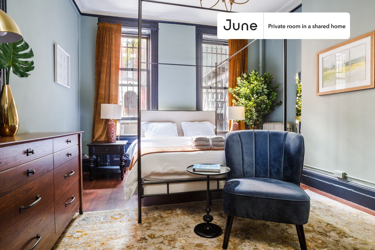 PLEASE NOTE: This is a private room in a shared apartment. You will have your own bedroom and shared common areas (kitchen, bathroom, etc.) with other residents.
Full bedroom in a 4 bedroom / 1 bathroom apartment!
Check out 3D tour now: https://jnhm.es/OZ
This Full room in Hell's Kitchen is available on a 12 month lease or a flexible short term (31 to 364 days) lease. You pick your custom start and end date. Monthly rent rate is determined by furnishing preference, move-in date and move-out date. Speak to a June representative for recommendations on the best stay duration for the lowest rate, and learn more about this home on the June website: https://jnhm.es/46
Amenities of this home: Dishwasher, Furnished Common Areas, Wi-Fi - Paid separately (High-Speed), Guarantors Allowed, 32-inch Flat-Screen TV, Dine in kitchen, Smart lock, Hardwood Flooring, Microwave, Oven, Refrigerator, also, this unit is conveniently located, several local parks, restaurants and bars are just minutes away.
About June Homes: Welcome to the easiest rental experience of your life. Rent furnished or unfurnished apartments on a 12 month lease or a flexible short term (31 to 364 days). As a resident, you’ll have access to 24/7 support and monthly cleanings of the home’s shared spaces. Sign up now to apply online for your next home with June: https://jnhm.es/sign-roomi
Brokers welcome! Contact us for more details.
Interested? Use this listing ID when speaking to June team: #137 1A