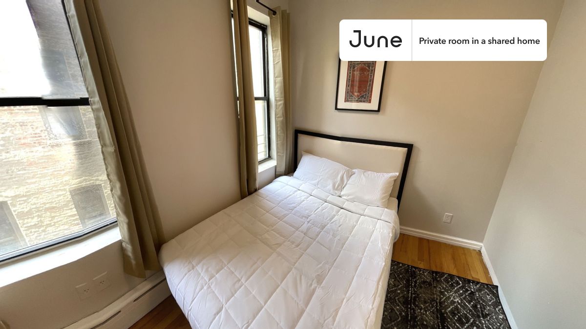 PLEASE NOTE: This is a private room in a shared apartment. You will have your own bedroom and shared common areas (kitchen, bathroom, etc.) with other residents.
Full bedroom in a 3 bedroom / 1 bathroom apartment!
Check out 3D tour now: https://jnhm.es/Wt
This Full room in Upper West Side is available on a 12 month lease or a flexible short term (31 to 364 days) lease. You pick your custom start and end date. Monthly rent rate is determined by furnishing preference, move-in date and move-out date. Speak to a June representative for recommendations on the best stay duration for the lowest rate, and learn more about this home on the June website: https://jnhm.es/5K1
Amenities of this home: Dishwasher, Furnished Common Areas, Wi-Fi - Paid separately (High-Speed), Guarantors Allowed, Street parking - City permit required, Hardwood Flooring, Microwave, Oven, Refrigerator, also, this unit is conveniently located, several local parks, restaurants and bars are just minutes away.
About June Homes: Welcome to the easiest rental experience of your life. Rent furnished or unfurnished apartments on a 12 month lease or a flexible short term (31 to 364 days). As a resident, you’ll have access to 24/7 support and monthly cleanings of the home’s shared spaces. Sign up now to apply online for your next home with June: https://jnhm.es/sign-roomi
Brokers welcome! Contact us for more details.
Interested? Use this listing ID when speaking to June team: #757 B