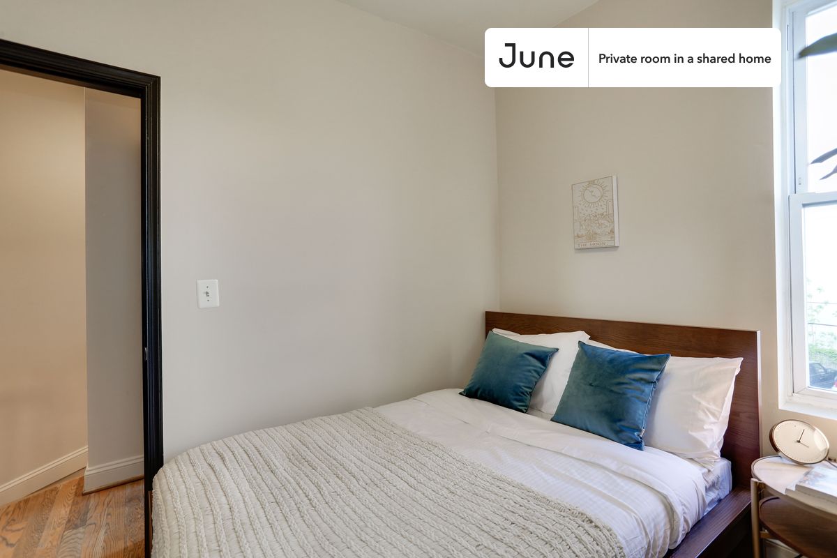 

PLEASE NOTE: This is a private room in a shared apartment. You will have your own bedroom and shared common areas (kitchen, bathroom, etc.) with other residents.

Full bedroom in a 4 bedroom / 3.5 bathroom apartment!

Check out 3D tour now:  https://jnhm.es/Pr

This  Full room in Shaw  is available on a 12 month lease or a flexible short term (31 to 364 days) lease. You pick your custom start and end date. Monthly rent rate is determined by furnishing preference, move-in date and move-out date. Speak to a June representative for recommendations on the best stay duration for the lowest rate, and learn more about this home on the June website:  https://jnhm.es/A8

Amenities of this home:   Dishwasher,    Patio,    Furnished Common Areas,    Wi-Fi - Paid separately (High-Speed),    Outdoor space,    Guarantors Allowed,       32-inch Flat-Screen TV,    Dining area,    Laundry in home (free),       Hardwood Flooring,    Microwave,    Oven,    Refrigerator,    Air Conditioning | HVAC,   also, this unit is conveniently located, several local parks, restaurants and bars are just minutes away.

About June Homes: Welcome to the easiest rental experience of your life. Rent furnished or unfurnished apartments on a 12 month lease or a flexible short term (31 to 364 days). As a resident, you’ll have access to 24/7 support and monthly cleanings of the home’s shared spaces. Sign up now to apply online for your next home with June: https://jnhm.es/sign-roomi

Brokers welcome! Contact us for more details.

Interested? Kindly note that the minimum stay duration would be 31 days. 

Use this listing ID when speaking to June team:  #106 2B