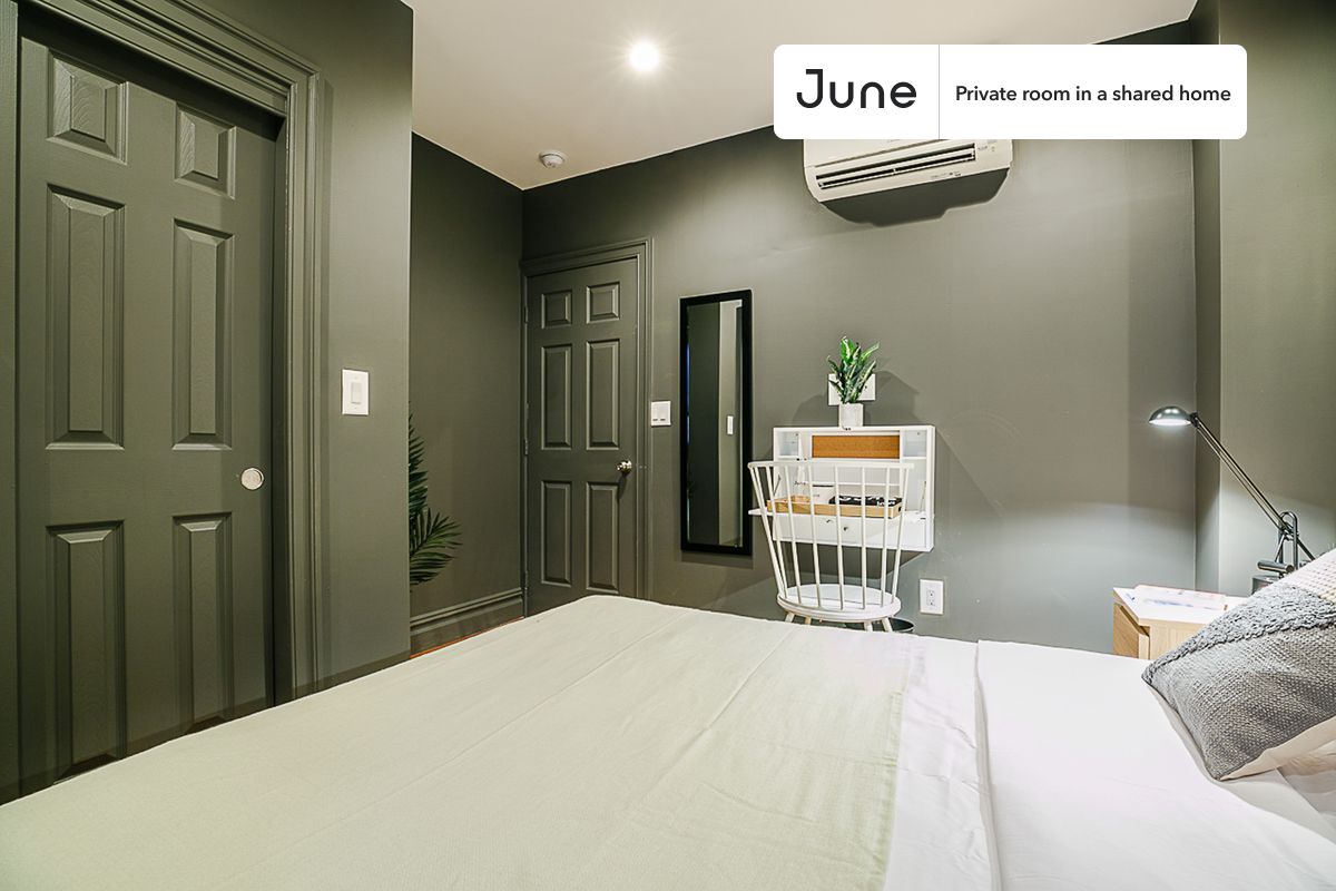 PLEASE NOTE: This is a private room in a shared apartment. You will have your own bedroom and shared common areas (kitchen, bathroom, etc.) with other residents.
Queen bedroom in a 3 bedroom / 2 bathroom apartment!
Check out 3D tour now: https://jnhm.es/PL
This Queen room in Upper West Side is available on a 12 month lease or a flexible short term (31 to 364 days) lease. You pick your custom start and end date. Monthly rent rate is determined by furnishing preference, move-in date and move-out date. Speak to a June representative for recommendations on the best stay duration for the lowest rate, and learn more about this home on the June website: https://jnhm.es/CG
Amenities of this home: Dishwasher, Furnished Common Areas, Wi-Fi - Paid separately (High-Speed), Guarantors Allowed, 32-inch Flat-Screen TV, Dine in kitchen, Laundry in home (free), Mini Split, Hardwood Flooring, Microwave, Oven, Refrigerator, also, this unit is conveniently located, several local parks, restaurants and bars are just minutes away.
About June Homes: Welcome to the easiest rental experience of your life. Rent furnished or unfurnished apartments on a 12 month lease or a flexible short term (31 to 364 days). As a resident, you’ll have access to 24/7 support and monthly cleanings of the home’s shared spaces. Sign up now to apply online for your next home with June: https://jnhm.es/sign-roomi
Brokers welcome! Contact us for more details.
Interested? Use this listing ID when speaking to June team: #199 B