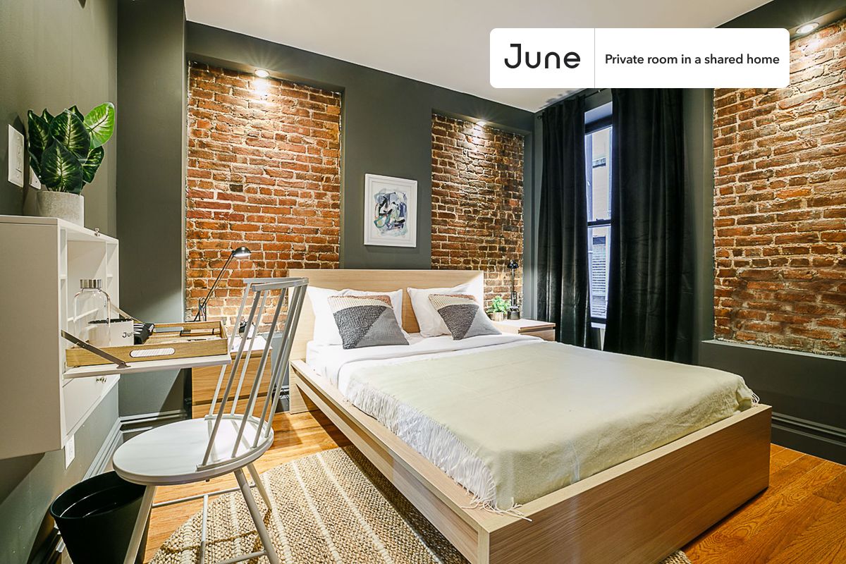 PLEASE NOTE: This is a private room in a shared apartment. You will have your own bedroom and shared common areas (kitchen, bathroom, etc.) with other residents.
Queen bedroom in a 3 bedroom / 2 bathroom apartment!
Check out 3D tour now: https://jnhm.es/PL
This Queen room in Upper West Side is available on a 12 month lease or a flexible short term (31 to 364 days) lease. You pick your custom start and end date. Monthly rent rate is determined by furnishing preference, move-in date and move-out date. Speak to a June representative for recommendations on the best stay duration for the lowest rate, and learn more about this home on the June website: https://jnhm.es/CG
Amenities of this home: Dishwasher, Furnished Common Areas, Wi-Fi - Paid separately (High-Speed), Guarantors Allowed, 32-inch Flat-Screen TV, Dine in kitchen, Laundry in home (free), Mini Split, Hardwood Flooring, Microwave, Oven, Refrigerator, also, this unit is conveniently located, several local parks, restaurants and bars are just minutes away.
About June Homes: Welcome to the easiest rental experience of your life. Rent furnished or unfurnished apartments on a 12 month lease or a flexible short term (31 to 364 days). As a resident, you’ll have access to 24/7 support and monthly cleanings of the home’s shared spaces. Sign up now to apply online for your next home with June: https://jnhm.es/sign-roomi
Brokers welcome! Contact us for more details.
Interested? Use this listing ID when speaking to June team: #199 B