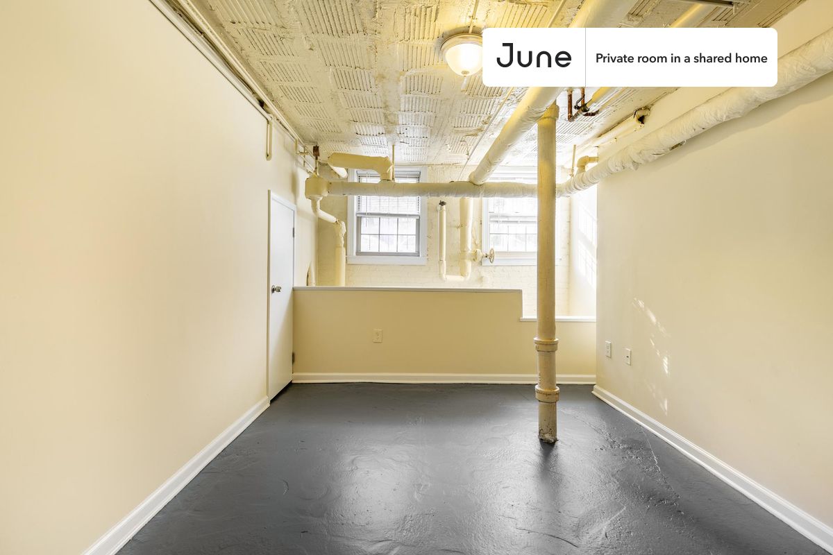 

PLEASE NOTE: This is a private room in a shared apartment. You will have your own bedroom and shared common areas (kitchen, bathroom, etc.) with other residents.

Twin bedroom in a 4 bedroom / 2 bathroom apartment!

Check out 3D tour now:  https://jnhm.es/8aG

This  Twin room in Dupont Circle  is available on a 12 month lease or a flexible short term (31 to 364 days) lease. You pick your custom start and end date. Monthly rent rate is determined by furnishing preference, move-in date and move-out date. Speak to a June representative for recommendations on the best stay duration for the lowest rate, and learn more about this home on the June website:  https://jnhm.es/6mL

Amenities of this home:   Dishwasher,    Furnished Common Areas,    Wi-Fi - Paid separately (High-Speed),    Guarantors Allowed,       32-inch Flat-Screen TV,    Street parking - City permit required,    Living area,    Hardwood Flooring,    Microwave,    Refrigerator,    Air Conditioning | HVAC,      also, this unit is conveniently located, several local parks, restaurants and bars are just minutes away.

About June Homes: Welcome to the easiest rental experience of your life. Rent furnished or unfurnished apartments on a 12 month lease or a flexible short term (31 to 364 days). As a resident, you’ll have access to 24/7 support and monthly cleanings of the home’s shared spaces. Sign up now to apply online for your next home with June: https://jnhm.es/sign-roomi

Brokers welcome! Contact us for more details.

Interested? Kindly note that the minimum stay duration would be 31 days. 

Use this listing ID when speaking to June team:  #1559 B