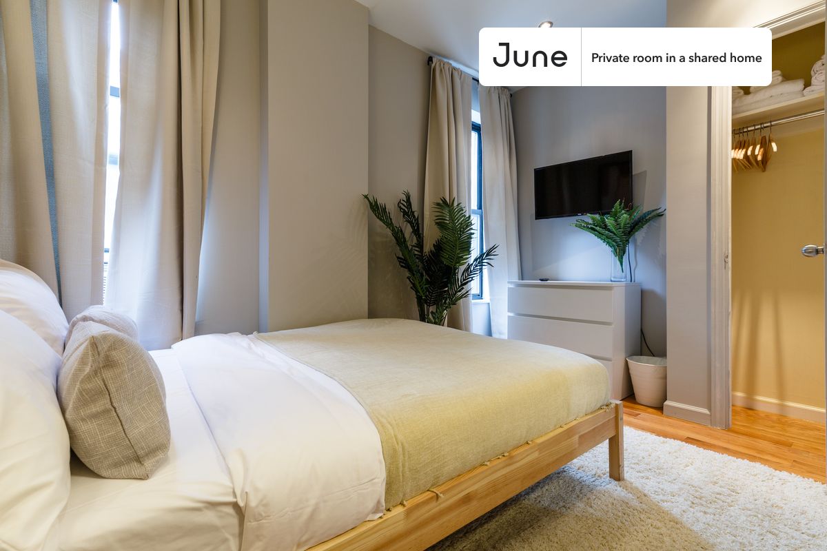 PLEASE NOTE: This is a private room in a shared apartment. You will have your own bedroom and shared common areas (kitchen, bathroom, etc.) with other residents.
Full bedroom in a 4 bedroom / 1 bathroom apartment!
Check out 3D tour now: https://jnhm.es/QS
This Full room in Upper West Side is available on a 12 month lease or a flexible short term (31 to 364 days) lease. You pick your custom start and end date. Monthly rent rate is determined by furnishing preference, move-in date and move-out date. Speak to a June representative for recommendations on the best stay duration for the lowest rate, and learn more about this home on the June website: https://jnhm.es/Ln
Amenities of this home: 32-inch Flat-Screen TV, Smart lock, AC (Common space), Dishwasher, Furnished Common Areas, Wi-Fi - Paid separately (High-Speed), Elevator, Guarantors Allowed, Laundry in building (free), Courtyard, Hardwood Flooring, Microwave, Oven, Refrigerator, also, this unit is conveniently located, several local parks, restaurants and bars are just minutes away.
About June Homes: Welcome to the easiest rental experience of your life. Rent furnished or unfurnished apartments on a 12 month lease or a flexible short term (31 to 364 days). As a resident, you’ll have access to 24/7 support and monthly cleanings of the home’s shared spaces. Sign up now to apply online for your next home with June: https://jnhm.es/sign-roomi
Brokers welcome! Contact us for more details.
Interested? Use this listing ID when speaking to June team: #363 A