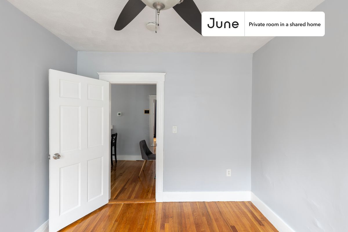 Move in with us before March 31st and stay until May 30th or later, and enjoy our limited-time discount on your first month! $200 off in BOS. Hurry up!

Queen bedroom in a 4 bedroom / 2 bathroom apartment!

Check out 3D tour now:  https://jnhm.es/10P

This  Queen room in Brighton  is available on a flexible 1-18 month lease. Monthly rent rate is determined by furnishing preference, move-in date and move-out date. Speak to a June representative for recommendations on the best stay duration for the lowest rate, and learn more about this home on the June website:  https://jnhm.es/5Ts

Amenities of this home:   Dishwasher,    Furnished Common Areas,    Wi-Fi - Paid separately (High-Speed),    Guarantors Allowed,          Street parking,    Laundry - Paid separately (in building),    Wall-Mounted TV,    Hardwood Flooring,    Microwave,    Oven,    Refrigerator,   also, this unit is conveniently located, several local parks, restaurants and bars are just minutes away.

About June Homes: Welcome to the easiest rental experience of your life. Rent furnished or unfurnished apartments for 1 - 18 months, bypass hidden costs and broker fees and enjoy an easy move-in. As a resident, you’ll have access to 24/7 support and monthly cleanings of the home’s shared spaces. Sign up now to apply online for your next home with June: https://jnhm.es/sign-roomi

Interested? Kindly note that the minimum stay duration would be 31 days. 

Use this listing ID when speaking to June team:  #941 D