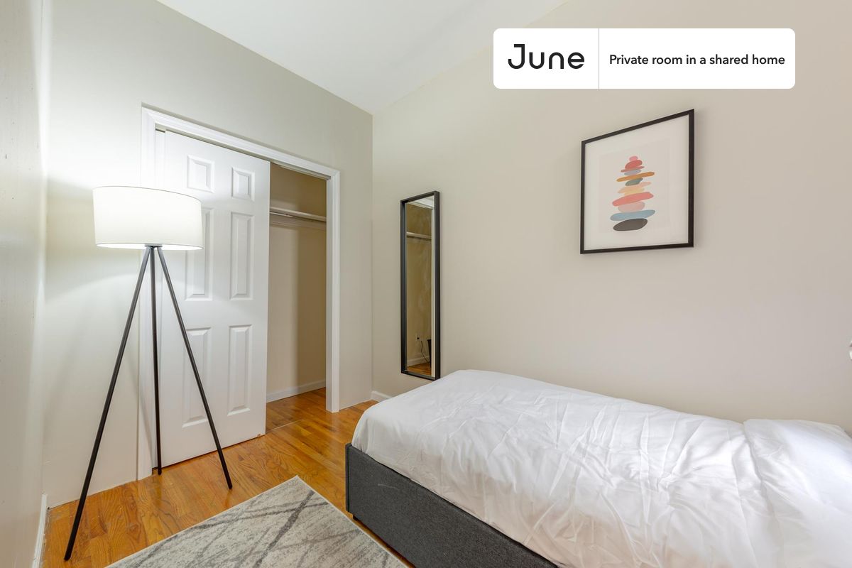 Move in with us before March 31st and stay until May 30th or later, and enjoy our limited-time discount on your first month! $200 off in NYC. Hurry up!

Twin bedroom in a 3 bedroom / 1 bathroom apartment!

Check out 3D tour now:  https://jnhm.es/87d

This  Twin room in Upper West Side  is available on a flexible 1-18 month lease. Monthly rent rate is determined by furnishing preference, move-in date and move-out date. Speak to a June representative for recommendations on the best stay duration for the lowest rate, and learn more about this home on the June website:  https://jnhm.es/6fp

Amenities of this home:   Dishwasher,    Furnished Common Areas,    Wi-Fi - Paid separately (High-Speed),    Guarantors Allowed,          Laundry in home (free),    Hardwood Flooring,    Microwave,    Oven,    Refrigerator,   also, this unit is conveniently located, several local parks, restaurants and bars are just minutes away.

About June Homes: Welcome to the easiest rental experience of your life. Rent furnished or unfurnished apartments for 1 - 18 months, bypass hidden costs and broker fees and enjoy an easy move-in. As a resident, you’ll have access to 24/7 support and monthly cleanings of the home’s shared spaces. Sign up now to apply online for your next home with June: https://jnhm.es/sign-roomi

Interested? Use this listing ID when speaking to June team:  #1387 A