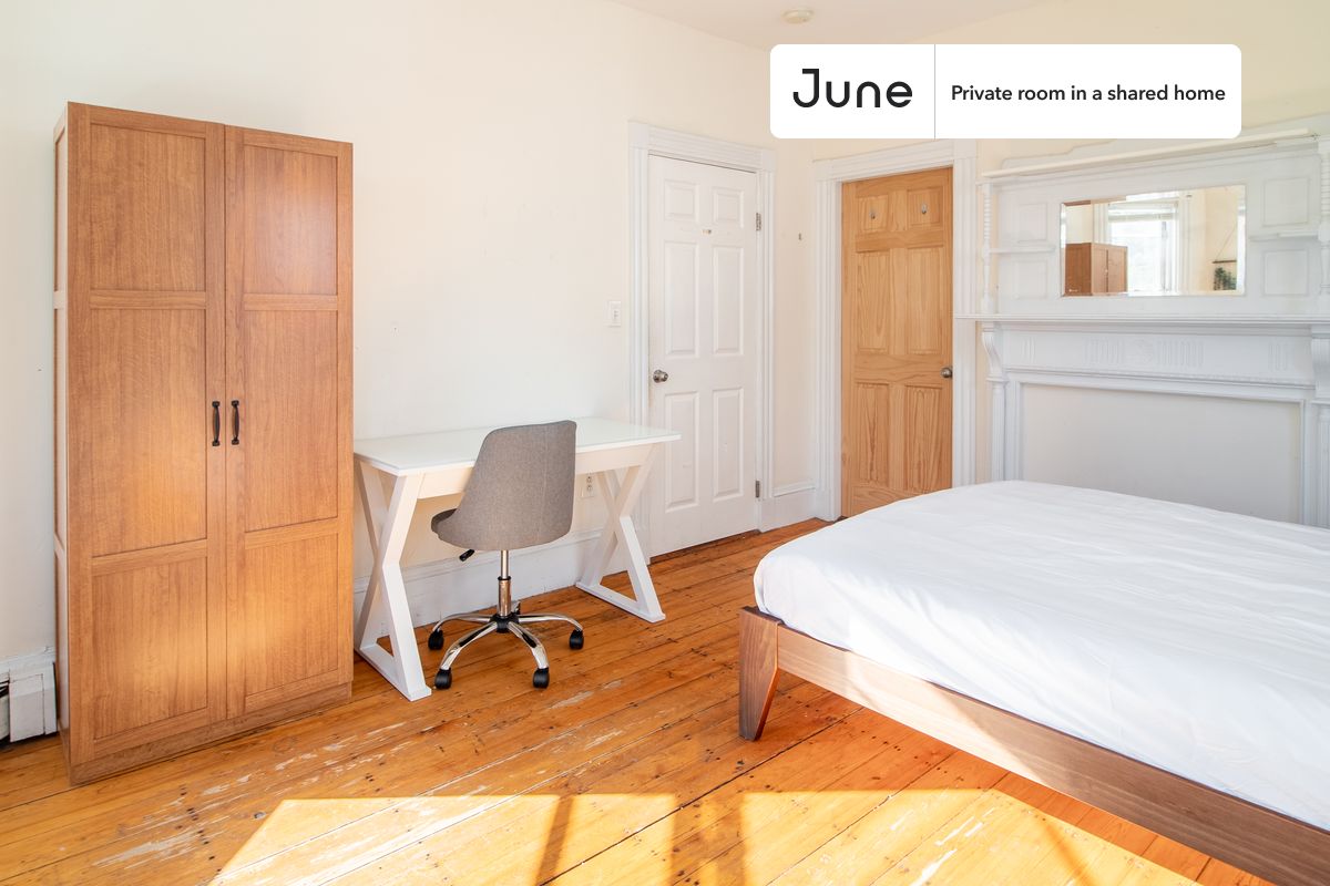 

Queen bedroom in a 5 bedroom / 1 bathroom apartment!

Check out 3D tour now:  https://jnhm.es/88Z

This  Queen room in Mission Hill  is available on a flexible 1-18 month lease. Monthly rent rate is determined by furnishing preference, move-in date and move-out date. Speak to a June representative for recommendations on the best stay duration for the lowest rate, and learn more about this home on the June website:  https://jnhm.es/61e

Amenities of this home:   Dishwasher,    Furnished Common Areas,    Wi-Fi - Paid separately (High-Speed),    Guarantors Allowed,          Paid parking,    Laundry - Paid separately (in building),    Hardwood Flooring,    Microwave,    Oven,    Refrigerator,   also, this unit is conveniently located, several local parks, restaurants and bars are just minutes away.

About June Homes: Welcome to the easiest rental experience of your life. Rent furnished or unfurnished apartments for 1 - 18 months, bypass hidden costs and broker fees and enjoy an easy move-in. As a resident, you’ll have access to 24/7 support and monthly cleanings of the home’s shared spaces. Sign up now to apply online for your next home with June: https://jnhm.es/sign-roomi

Interested? Kindly note that the minimum stay duration would be 31 days. 

Use this listing ID when speaking to June team:  #1068 A