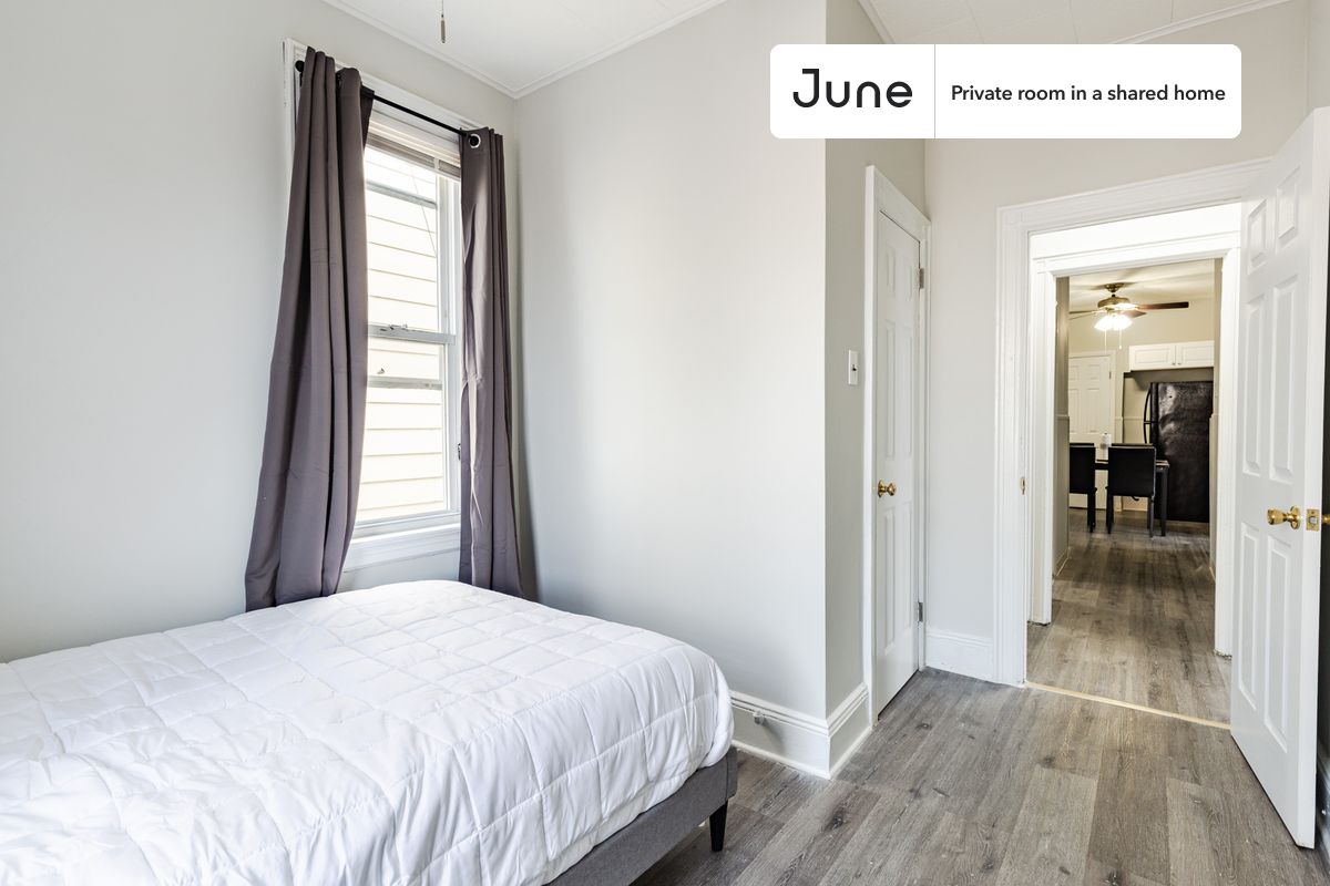 PLEASE NOTE: This is a private room in a shared apartment. You will have your own bedroom and shared common areas (kitchen, bathroom, etc.) with other residents.
Full bedroom in a 3 bedroom / 1 bathroom apartment!
Check out 3D tour now: https://jnhm.es/8dq
This Full room in West Side is available on a 12 month lease or a flexible short term (31 to 364 days) lease. You pick your custom start and end date. Monthly rent rate is determined by furnishing preference, move-in date and move-out date. Speak to a June representative for recommendations on the best stay duration for the lowest rate, and learn more about this home on the June website: https://jnhm.es/6tD
Amenities of this home: Dishwasher, Furnished Common Areas, Wi-Fi - Paid separately (High-Speed), Guarantors Allowed, 32-inch Flat-Screen TV, Dine in kitchen, Street parking - City permit required, Living area, Hardwood Flooring, Microwave, Oven, Refrigerator, also, this unit is conveniently located, several local parks, restaurants and bars are just minutes away.
About June Homes: Welcome to the easiest rental experience of your life. Rent furnished or unfurnished apartments on a 12 month lease or a flexible short term (31 to 364 days). As a resident, you’ll have access to 24/7 support and monthly cleanings of the home’s shared spaces. Sign up now to apply online for your next home with June: https://jnhm.es/sign-roomi
Brokers welcome! Contact us for more details.
Interested? Use this listing ID when speaking to June team: #1687 A