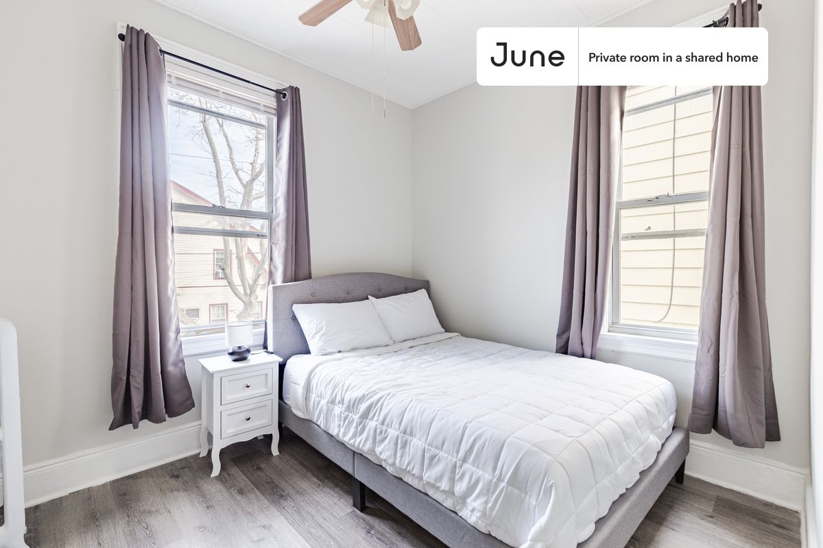 PLEASE NOTE: This is a private room in a shared apartment. You will have your own bedroom and shared common areas (kitchen, bathroom, etc.) with other residents.
Full bedroom in a 3 bedroom / 1 bathroom apartment!
Check out 3D tour now: https://jnhm.es/8dq
This Full room in West Side is available on a 12 month lease or a flexible short term (31 to 364 days) lease. You pick your custom start and end date. Monthly rent rate is determined by furnishing preference, move-in date and move-out date. Speak to a June representative for recommendations on the best stay duration for the lowest rate, and learn more about this home on the June website: https://jnhm.es/6tD
Amenities of this home: Dishwasher, Furnished Common Areas, Wi-Fi - Paid separately (High-Speed), Guarantors Allowed, 32-inch Flat-Screen TV, Dine in kitchen, Street parking - City permit required, Living area, Hardwood Flooring, Microwave, Oven, Refrigerator, also, this unit is conveniently located, several local parks, restaurants and bars are just minutes away.
About June Homes: Welcome to the easiest rental experience of your life. Rent furnished or unfurnished apartments on a 12 month lease or a flexible short term (31 to 364 days). As a resident, you’ll have access to 24/7 support and monthly cleanings of the home’s shared spaces. Sign up now to apply online for your next home with June: https://jnhm.es/sign-roomi
Brokers welcome! Contact us for more details.
Interested? Use this listing ID when speaking to June team: #1687 A