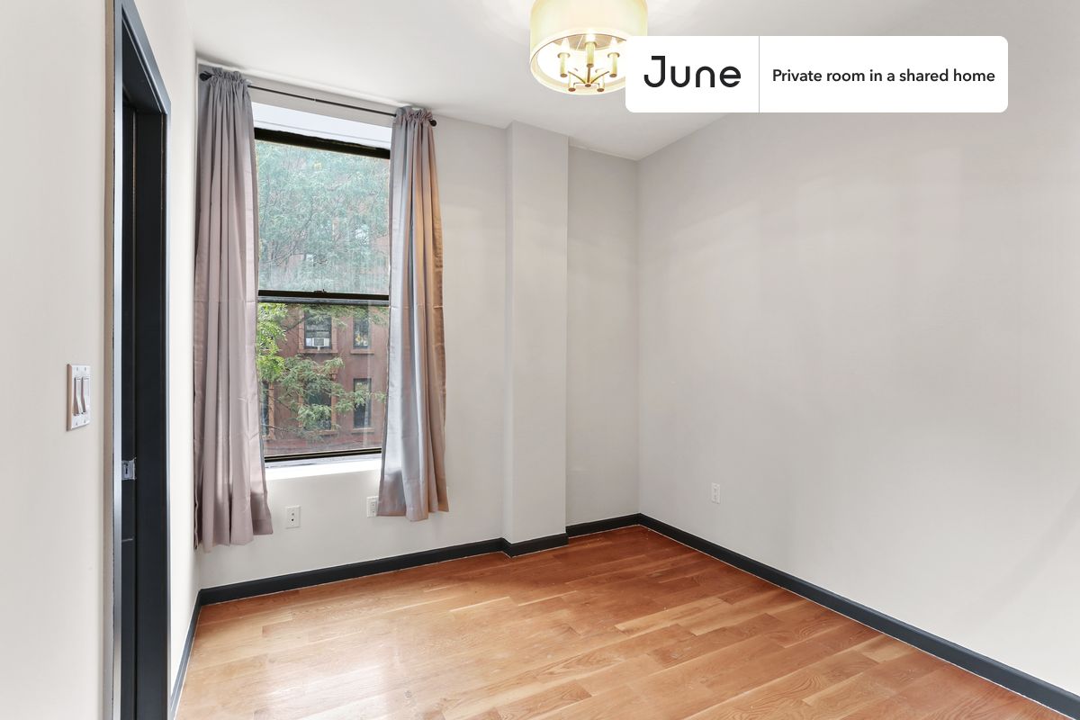 

PLEASE NOTE: This is a private room in a shared apartment. You will have your own bedroom and shared common areas (kitchen, bathroom, etc.) with other residents.

Full bedroom in a 4 bedroom / 3 bathroom apartment!

Check out 3D tour now:  https://jnhm.es/Wo

This  Full room in South Harlem  is available on a 12 month lease or a flexible short term (31 to 364 days) lease. You pick your custom start and end date. Monthly rent rate is determined by furnishing preference, move-in date and move-out date. Speak to a June representative for recommendations on the best stay duration for the lowest rate, and learn more about this home on the June website:  https://jnhm.es/5DW

Amenities of this home:   Dishwasher,    Furnished Common Areas,    Wi-Fi - Paid separately (High-Speed),    Guarantors Allowed,       32-inch Flat-Screen TV,       Street parking - City permit required,    Laundry in home (free),    Hardwood Flooring,    Microwave,    Oven,    Refrigerator,   also, this unit is conveniently located, several local parks, restaurants and bars are just minutes away.

About June Homes: Welcome to the easiest rental experience of your life. Rent furnished or unfurnished apartments on a 12 month lease or a flexible short term (31 to 364 days). As a resident, you’ll have access to 24/7 support and monthly cleanings of the home’s shared spaces. Sign up now to apply online for your next home with June: https://jnhm.es/sign-roomi

Brokers welcome! Contact us for more details.

Interested? Use this listing ID when speaking to June team:  #608 C