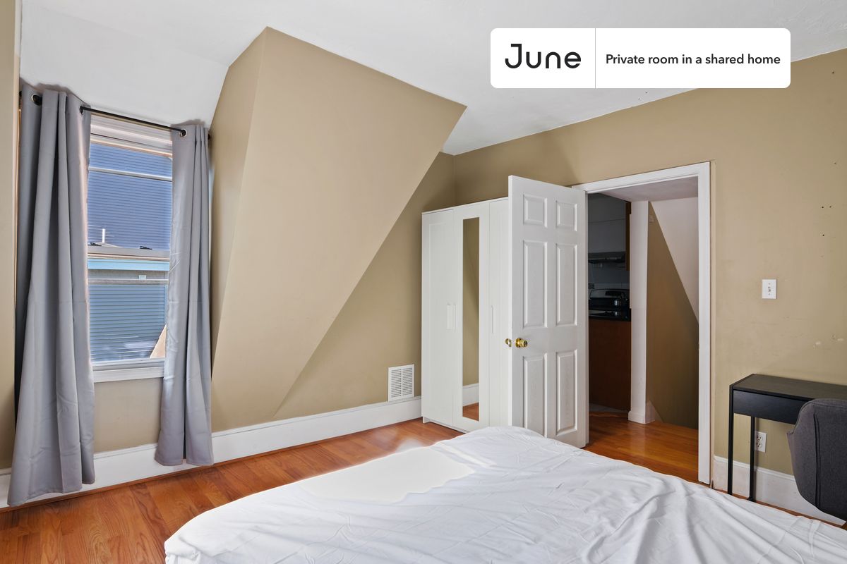 

PLEASE NOTE: This is a private room in a shared apartment. You will have your own bedroom and shared common areas (kitchen, bathroom, etc.) with other residents.

Queen bedroom in a 6 bedroom / 2 bathroom apartment!

Check out 3D tour now:  https://jnhm.es/VM

This  Queen room in Allston  is available on a 12 month lease or a flexible short term (31 to 364 days) lease. You pick your custom start and end date. Monthly rent rate is determined by furnishing preference, move-in date and move-out date. Speak to a June representative for recommendations on the best stay duration for the lowest rate, and learn more about this home on the June website:  https://jnhm.es/5IM

Amenities of this home:   Dishwasher,    Patio,    Furnished Common Areas,    Wi-Fi - Paid separately (High-Speed),    Guarantors Allowed,          Laundry - Paid separately (in building),    Driveway parking (Paid separately),    Hardwood Flooring,    Microwave,    Oven,    Refrigerator,   also, this unit is conveniently located, several local parks, restaurants and bars are just minutes away.

About June Homes: Welcome to the easiest rental experience of your life. Rent furnished or unfurnished apartments on a 12 month lease or a flexible short term (31 to 364 days). As a resident, you’ll have access to 24/7 support and monthly cleanings of the home’s shared spaces. Sign up now to apply online for your next home with June: https://jnhm.es/sign-roomi

Brokers welcome! Contact us for more details.

Interested? Kindly note that the minimum stay duration would be 31 days. 

Use this listing ID when speaking to June team:  #726 B