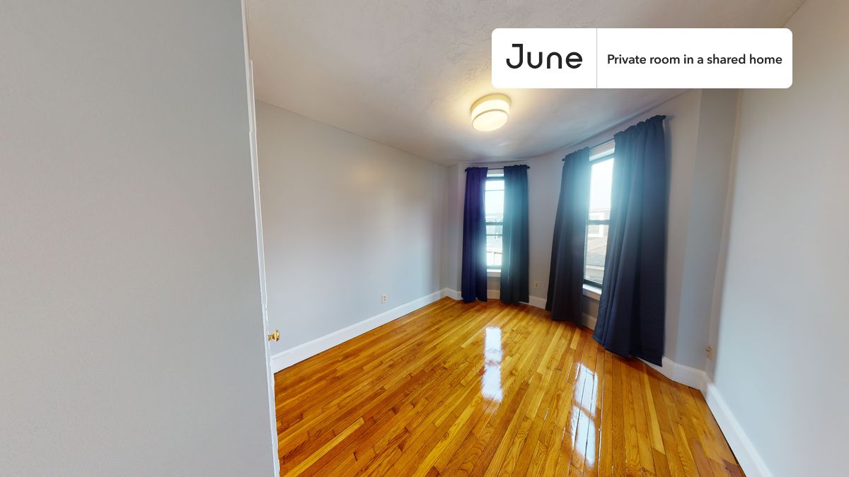

PLEASE NOTE: This is a private room in a shared apartment. You will have your own bedroom and shared common areas (kitchen, bathroom, etc.) with other residents.

Queen bedroom in a 4 bedroom / 2 bathroom apartment!

Check out 3D tour now:  https://jnhm.es/Vf

This  Queen room in Allston  is available on a 12 month lease or a flexible short term (31 to 364 days) lease. You pick your custom start and end date. Monthly rent rate is determined by furnishing preference, move-in date and move-out date. Speak to a June representative for recommendations on the best stay duration for the lowest rate, and learn more about this home on the June website:  https://jnhm.es/5Ad

Amenities of this home:   Dishwasher,    Furnished Common Areas,    Wi-Fi - Paid separately (High-Speed),    Guarantors Allowed,       32-inch Flat-Screen TV,    Laundry - Paid separately (in building),       Hardwood Flooring,    Microwave,    Oven,    Refrigerator,    Air Conditioning | HVAC,   also, this unit is conveniently located, several local parks, restaurants and bars are just minutes away.

About June Homes: Welcome to the easiest rental experience of your life. Rent furnished or unfurnished apartments on a 12 month lease or a flexible short term (31 to 364 days). As a resident, you’ll have access to 24/7 support and monthly cleanings of the home’s shared spaces. Sign up now to apply online for your next home with June: https://jnhm.es/sign-roomi

Brokers welcome! Contact us for more details.

Interested? Kindly note that the minimum stay duration would be 31 days. 

Use this listing ID when speaking to June team:  #536 A