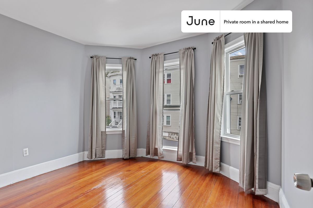 

PLEASE NOTE: This is a private room in a shared apartment. You will have your own bedroom and shared common areas (kitchen, bathroom, etc.) with other residents.

Full bedroom in a 4 bedroom / 1 bathroom apartment!

Check out 3D tour now:  https://jnhm.es/TJ

This  Full room in Dorchester - Fields Corner West  is available on a 12 month lease or a flexible short term (31 to 364 days) lease. You pick your custom start and end date. Monthly rent rate is determined by furnishing preference, move-in date and move-out date. Speak to a June representative for recommendations on the best stay duration for the lowest rate, and learn more about this home on the June website:  https://jnhm.es/5AO

Amenities of this home:   Furnished Common Areas,    Wi-Fi - Paid separately (High-Speed),    Guarantors Allowed,       32-inch Flat-Screen TV,       Street parking - City permit required,    Laundry in home (free),    Dishwasher,    Hardwood Flooring,    Microwave,    Oven,    Refrigerator,   also, this unit is conveniently located, several local parks, restaurants and bars are just minutes away.

About June Homes: Welcome to the easiest rental experience of your life. Rent furnished or unfurnished apartments on a 12 month lease or a flexible short term (31 to 364 days). As a resident, you’ll have access to 24/7 support and monthly cleanings of the home’s shared spaces. Sign up now to apply online for your next home with June: https://jnhm.es/sign-roomi

Brokers welcome! Contact us for more details.

Interested? Kindly note that the minimum stay duration would be 31 days. 

Use this listing ID when speaking to June team:  #546 A