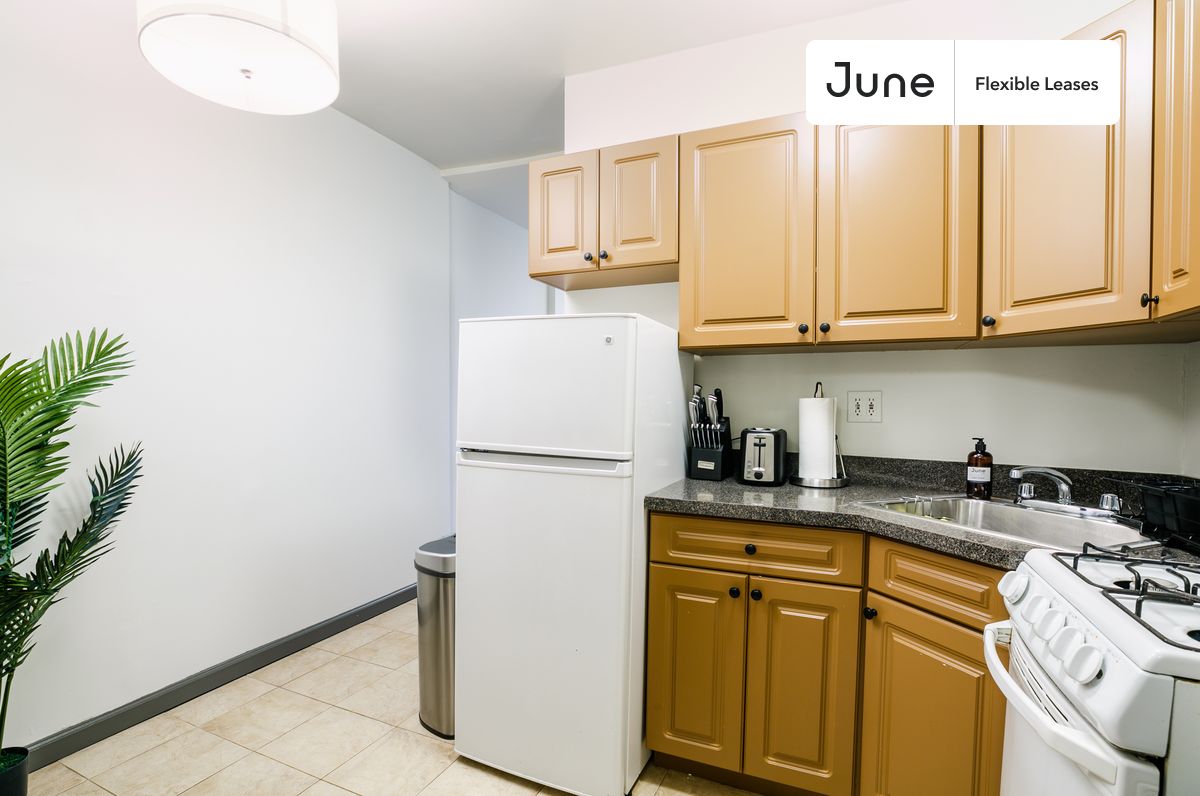 

1 bedroom in Upper East Side on flexible lease terms.

Check out 3D tour now:  https://jnhm.es/64

This  1 bedroom apartment on the Upper East Side  is available on a flexible 1-18 month lease. Monthly rent rate is determined by furnishing preference, move-in date and move-out date. Speak to a June representative for recommendations on the best stay duration for the lowest rate, and learn more about this home on the June website:     https://jnhm.es/CY

Amenities of this home:   Wi-Fi - Paid separately (High-Speed),    Guarantors Allowed,       32-inch Flat-Screen TV,    Couple-Friendly,    Private Bathroom,       Folding desk,    Full bed,    Hardwood Flooring,    Microwave,    Oven,    Refrigerator,   also, this unit is conveniently located, several local parks, restaurants and bars are just minutes away.

About June Homes: Welcome to the easiest rental experience of your life. Rent furnished or unfurnished apartments for 1 - 18 months, bypass hidden costs and broker fees and enjoy an easy move-in. As a resident, you’ll have access to 24/7 support and monthly cleanings of the home’s shared spaces. Sign up now to apply online for your next home with June: https://jnhm.es/sign-roomi

Interested? Use this listing ID when speaking to June team:  #209
