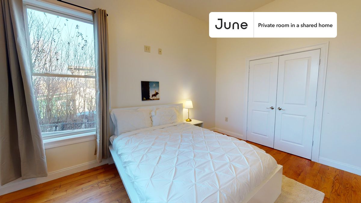

PLEASE NOTE: This is a private room in a shared apartment. You will have your own bedroom and shared common areas (kitchen, bathroom, etc.) with other residents.

Queen bedroom in a 4 bedroom / 2 bathroom apartment!

Check out 3D tour now:  https://jnhm.es/YD

This  Queen room in Roxbury  is available on a 12 month lease or a flexible short term (31 to 364 days) lease. You pick your custom start and end date. Monthly rent rate is determined by furnishing preference, move-in date and move-out date. Speak to a June representative for recommendations on the best stay duration for the lowest rate, and learn more about this home on the June website:  https://jnhm.es/5NM

Amenities of this home:   Dishwasher,    Patio,    Furnished Common Areas,    Wi-Fi - Paid separately (High-Speed),    Guarantors Allowed,       32-inch Flat-Screen TV,       Hardwood Flooring,    Microwave,    Oven,    Refrigerator,    Air Conditioning | HVAC,   also, this unit is conveniently located, several local parks, restaurants and bars are just minutes away.

About June Homes: Welcome to the easiest rental experience of your life. Rent furnished or unfurnished apartments on a 12 month lease or a flexible short term (31 to 364 days). As a resident, you’ll have access to 24/7 support and monthly cleanings of the home’s shared spaces. Sign up now to apply online for your next home with June: https://jnhm.es/sign-roomi

Brokers welcome! Contact us for more details.

Interested? Kindly note that the minimum stay duration would be 31 days. 

Use this listing ID when speaking to June team:  #829 B