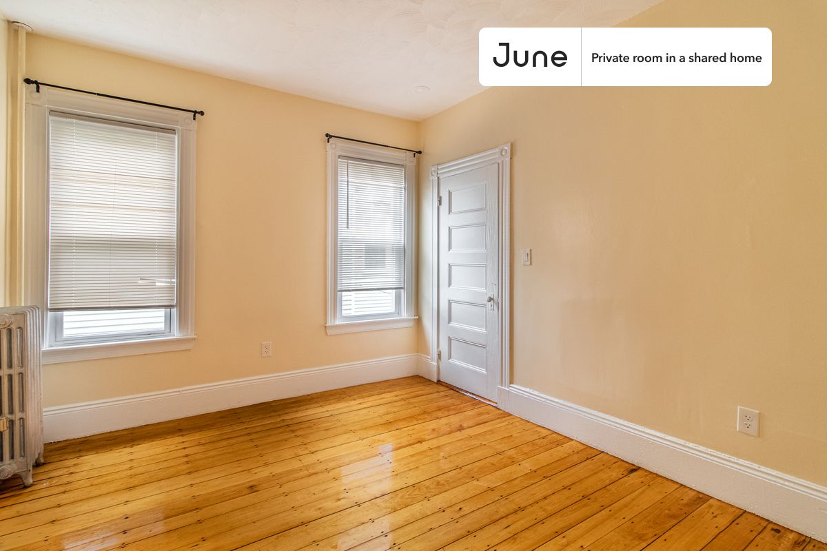 

PLEASE NOTE: This is a private room in a shared apartment. You will have your own bedroom and shared common areas (kitchen, bathroom, etc.) with other residents.

Queen bedroom in a 4 bedroom / 1 bathroom apartment!

Check out 3D tour now:  https://jnhm.es/85R

This  Queen room in Roxbury  is available on a 12 month lease or a flexible short term (31 to 364 days) lease. You pick your custom start and end date. Monthly rent rate is determined by furnishing preference, move-in date and move-out date. Speak to a June representative for recommendations on the best stay duration for the lowest rate, and learn more about this home on the June website:  https://jnhm.es/6b0

Amenities of this home:   Furnished Common Areas,    Wi-Fi - Paid separately (High-Speed),    Guarantors Allowed,       32-inch Flat-Screen TV,       Street parking - City permit required,    Laundry - Paid separately (in building),    Hardwood Flooring,    Microwave,    Oven,    Refrigerator,   also, this unit is conveniently located, several local parks, restaurants and bars are just minutes away.

About June Homes: Welcome to the easiest rental experience of your life. Rent furnished or unfurnished apartments on a 12 month lease or a flexible short term (31 to 364 days). As a resident, you’ll have access to 24/7 support and monthly cleanings of the home’s shared spaces. Sign up now to apply online for your next home with June: https://jnhm.es/sign-roomi

Brokers welcome! Contact us for more details.

Interested? Kindly note that the minimum stay duration would be 31 days. 

Use this listing ID when speaking to June team:  #1295 C