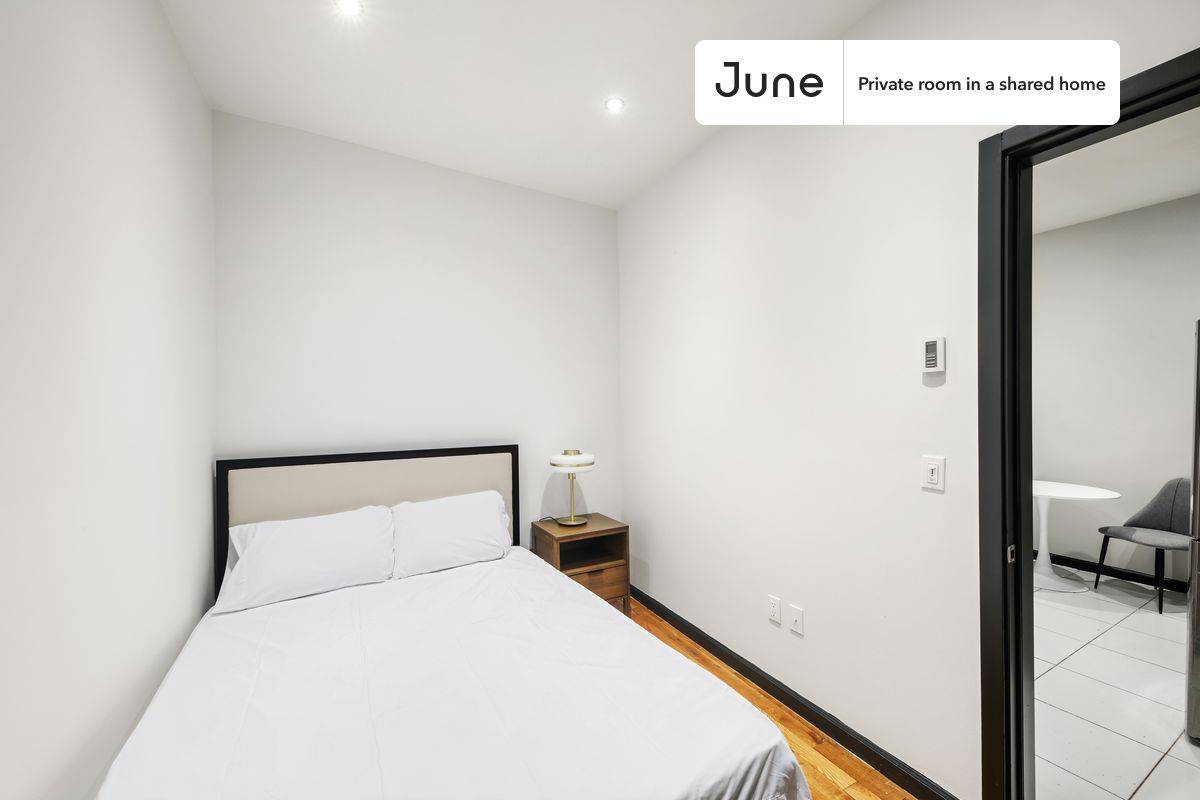 Queen bedroom in a 3 bedroom / 1 bathroom apartment!
Check out 3D tour now: https://jnhm.es/WA
This Queen room in Upper West Side is available on a flexible 1-18 month lease. Monthly rent rate is determined by furnishing preference, move-in date and move-out date. Speak to a June representative for recommendations on the best stay duration for the lowest rate, and learn more about this home on the June website: https://jnhm.es/5KA
Amenities of this home: Dishwasher, Furnished Common Areas, Wi-Fi - Paid separately (High-Speed), Guarantors Allowed, Street parking, Laundry in home (free), Wall-Mounted TV, Hardwood Flooring, Microwave, Oven, Refrigerator, also, this unit is conveniently located, several local parks, restaurants and bars are just minutes away.
About June Homes: Welcome to the easiest rental experience of your life. Rent furnished or unfurnished apartments for 1 - 18 months, bypass hidden costs and broker fees and enjoy an easy move-in. As a resident, you’ll have access to 24/7 support and monthly cleanings of the home’s shared spaces. Sign up now to apply online for your next home with June: https://jnhm.es/sign-roomi
Interested? Use this listing ID when speaking to June team: #765 A