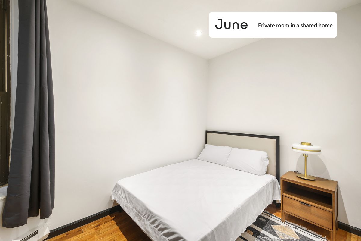 Queen bedroom in a 3 bedroom / 1 bathroom apartment!
Check out 3D tour now: https://jnhm.es/WA
This Queen room in Upper West Side is available on a flexible 1-18 month lease. Monthly rent rate is determined by furnishing preference, move-in date and move-out date. Speak to a June representative for recommendations on the best stay duration for the lowest rate, and learn more about this home on the June website: https://jnhm.es/5KA
Amenities of this home: Dishwasher, Furnished Common Areas, Wi-Fi - Paid separately (High-Speed), Guarantors Allowed, Street parking, Laundry in home (free), Wall-Mounted TV, Hardwood Flooring, Microwave, Oven, Refrigerator, also, this unit is conveniently located, several local parks, restaurants and bars are just minutes away.
About June Homes: Welcome to the easiest rental experience of your life. Rent furnished or unfurnished apartments for 1 - 18 months, bypass hidden costs and broker fees and enjoy an easy move-in. As a resident, you’ll have access to 24/7 support and monthly cleanings of the home’s shared spaces. Sign up now to apply online for your next home with June: https://jnhm.es/sign-roomi
Interested? Use this listing ID when speaking to June team: #765 A