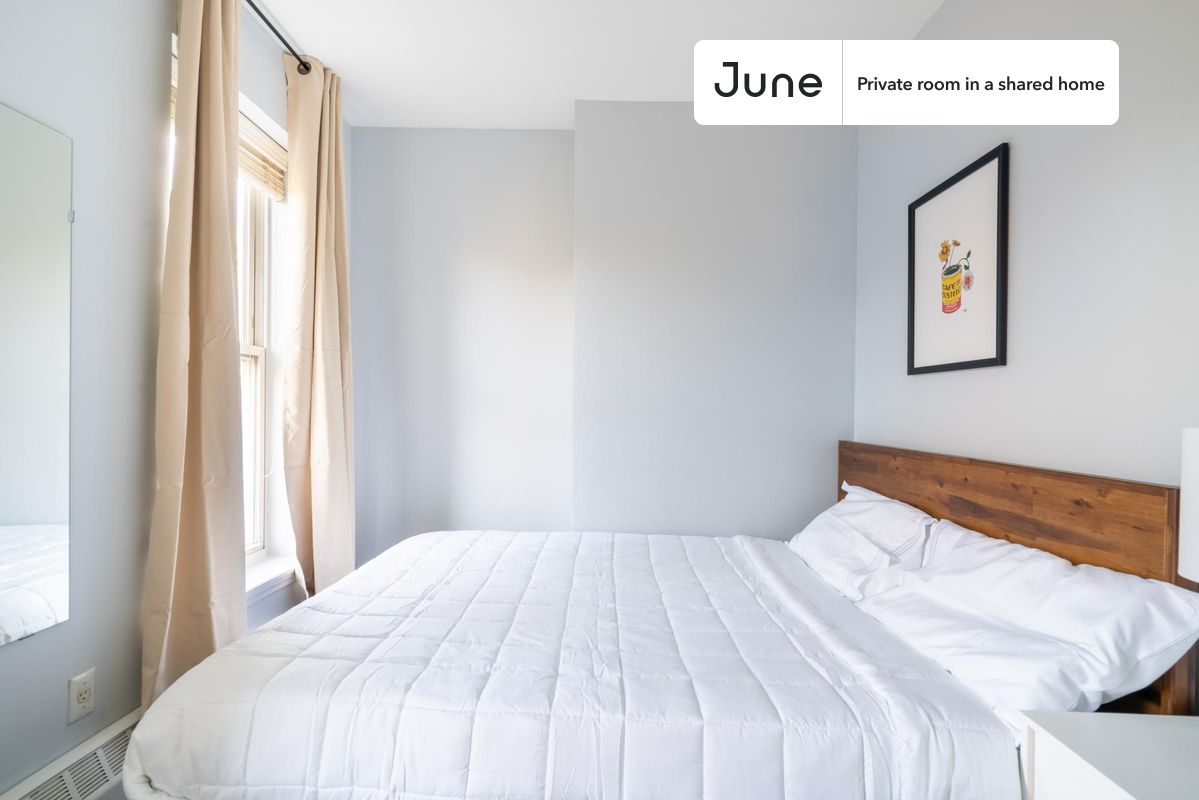 

Queen bedroom in a 4 bedroom / 2 bathroom apartment!

Check out 3D tour now:  https://jnhm.es/8bB

This  Queen room in Bushwick  is available on a flexible 1-18 month lease. Monthly rent rate is determined by furnishing preference, move-in date and move-out date. Speak to a June representative for recommendations on the best stay duration for the lowest rate, and learn more about this home on the June website:  https://jnhm.es/6in

Amenities of this home:   Dishwasher,    Furnished Common Areas,    Wi-Fi - Paid separately (High-Speed),    Guarantors Allowed,       32-inch Flat-Screen TV,    Dine in kitchen,       Laundry in home (free),    Balcony,    Living area,    Hardwood Flooring,    Microwave,    Oven,    Refrigerator,   also, this unit is conveniently located, several local parks, restaurants and bars are just minutes away.

About June Homes: Welcome to the easiest rental experience of your life. Rent furnished or unfurnished apartments for 1 - 18 months, bypass hidden costs and broker fees and enjoy an easy move-in. As a resident, you’ll have access to 24/7 support and monthly cleanings of the home’s shared spaces. Sign up now to apply online for your next home with June: https://jnhm.es/sign-roomi

Interested? Use this listing ID when speaking to June team:  #1461 A