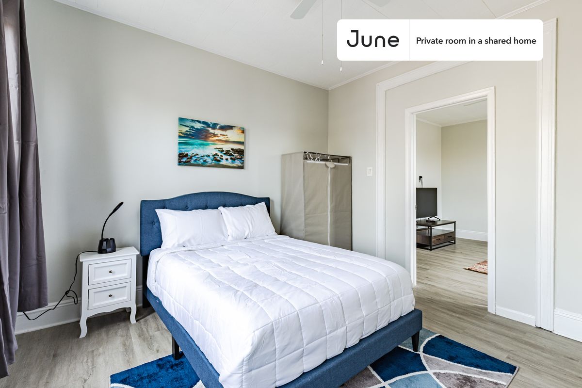 

PLEASE NOTE: This is a private room in a shared apartment. You will have your own bedroom and shared common areas (kitchen, bathroom, etc.) with other residents.

Full bedroom in a 3 bedroom / 1 bathroom apartment!

Check out 3D tour now:  https://jnhm.es/8dq

This  Full room in West Side  is available on a 12 month lease or a flexible short term (31 to 364 days) lease. You pick your custom start and end date. Monthly rent rate is determined by furnishing preference, move-in date and move-out date. Speak to a June representative for recommendations on the best stay duration for the lowest rate, and learn more about this home on the June website:  https://jnhm.es/6tC

Amenities of this home:   Dishwasher,    Furnished Common Areas,    Wi-Fi - Paid separately (High-Speed),    Guarantors Allowed,       32-inch Flat-Screen TV,    Dine in kitchen,       Street parking - City permit required,    Living area,    Hardwood Flooring,    Microwave,    Oven,    Refrigerator,   also, this unit is conveniently located, several local parks, restaurants and bars are just minutes away.

About June Homes: Welcome to the easiest rental experience of your life. Rent furnished or unfurnished apartments on a 12 month lease or a flexible short term (31 to 364 days). As a resident, you’ll have access to 24/7 support and monthly cleanings of the home’s shared spaces. Sign up now to apply online for your next home with June: https://jnhm.es/sign-roomi

Brokers welcome! Contact us for more details.

Interested? Use this listing ID when speaking to June team:  #1687 B