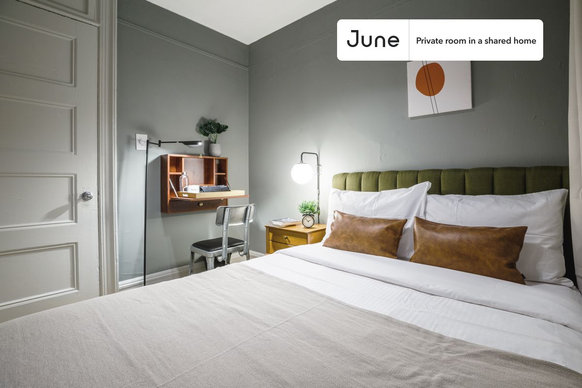 

PLEASE NOTE: This is a private room in a shared apartment. You will have your own bedroom and shared common areas (kitchen, bathroom, etc.) with other residents.

Full bedroom in a 4 bedroom / 1 bathroom apartment!

Check out 3D tour now:  https://jnhm.es/RO

This  Full room in Chelsea  is available on a 12 month lease or a flexible short term (31 to 364 days) lease. You pick your custom start and end date. Monthly rent rate is determined by furnishing preference, move-in date and move-out date. Speak to a June representative for recommendations on the best stay duration for the lowest rate, and learn more about this home on the June website:  https://jnhm.es/Ee

Amenities of this home:   Dishwasher,    Furnished Common Areas,    Wi-Fi - Paid separately (High-Speed),    Guarantors Allowed,       32-inch Flat-Screen TV,       Smart lock,    Hardwood Flooring,    Microwave,    Oven,    Refrigerator,   also, this unit is conveniently located, several local parks, restaurants and bars are just minutes away.

About June Homes: Welcome to the easiest rental experience of your life. Rent furnished or unfurnished apartments on a 12 month lease or a flexible short term (31 to 364 days). As a resident, you’ll have access to 24/7 support and monthly cleanings of the home’s shared spaces. Sign up now to apply online for your next home with June: https://jnhm.es/sign-roomi

Brokers welcome! Contact us for more details.

Interested? Use this listing ID when speaking to June team:  #232 A