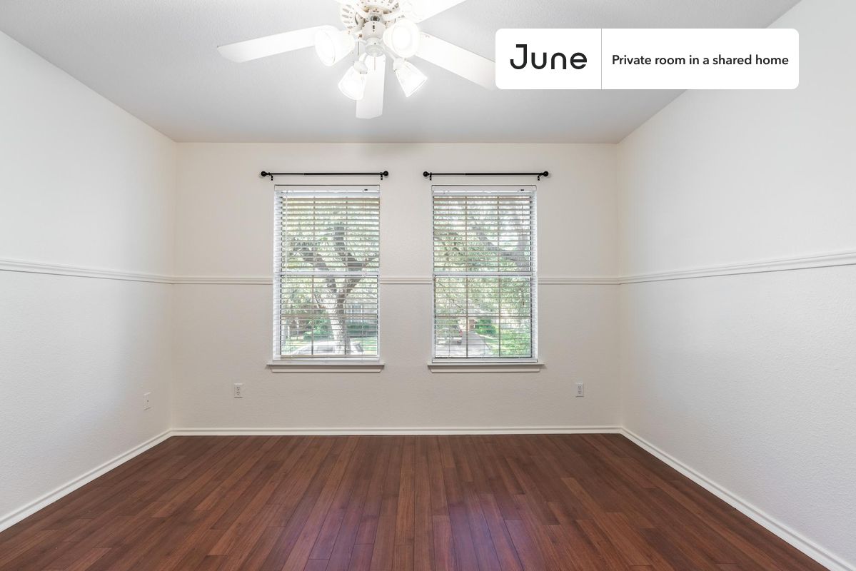 

Queen bedroom in a 4 bedroom / 2.5 bathroom apartment!

Check out 3D tour now:  https://jnhm.es/8bX

This  Queen room in Village at Western Oaks  is available on a flexible 1-18 month lease. Monthly rent rate is determined by furnishing preference, move-in date and move-out date. Speak to a June representative for recommendations on the best stay duration for the lowest rate, and learn more about this home on the June website:  https://jnhm.es/6pA

Amenities of this home:   Dishwasher,    Furnished Common Areas,    Wi-Fi - Paid separately (High-Speed),    Guarantors Allowed,       32-inch Flat-Screen TV,    Laundry in home (free),       Hardwood Flooring,    Microwave,    Oven,    Refrigerator,    garage parking (paid),   also, this unit is conveniently located, several local parks, restaurants and bars are just minutes away.

About June Homes: Welcome to the easiest rental experience of your life. Rent furnished or unfurnished apartments for 1 - 18 months, bypass hidden costs and broker fees and enjoy an easy move-in. As a resident, you’ll have access to 24/7 support and monthly cleanings of the home’s shared spaces. Sign up now to apply online for your next home with June: https://jnhm.es/sign-roomi

Interested? Use this listing ID when speaking to June team:  #1611 C