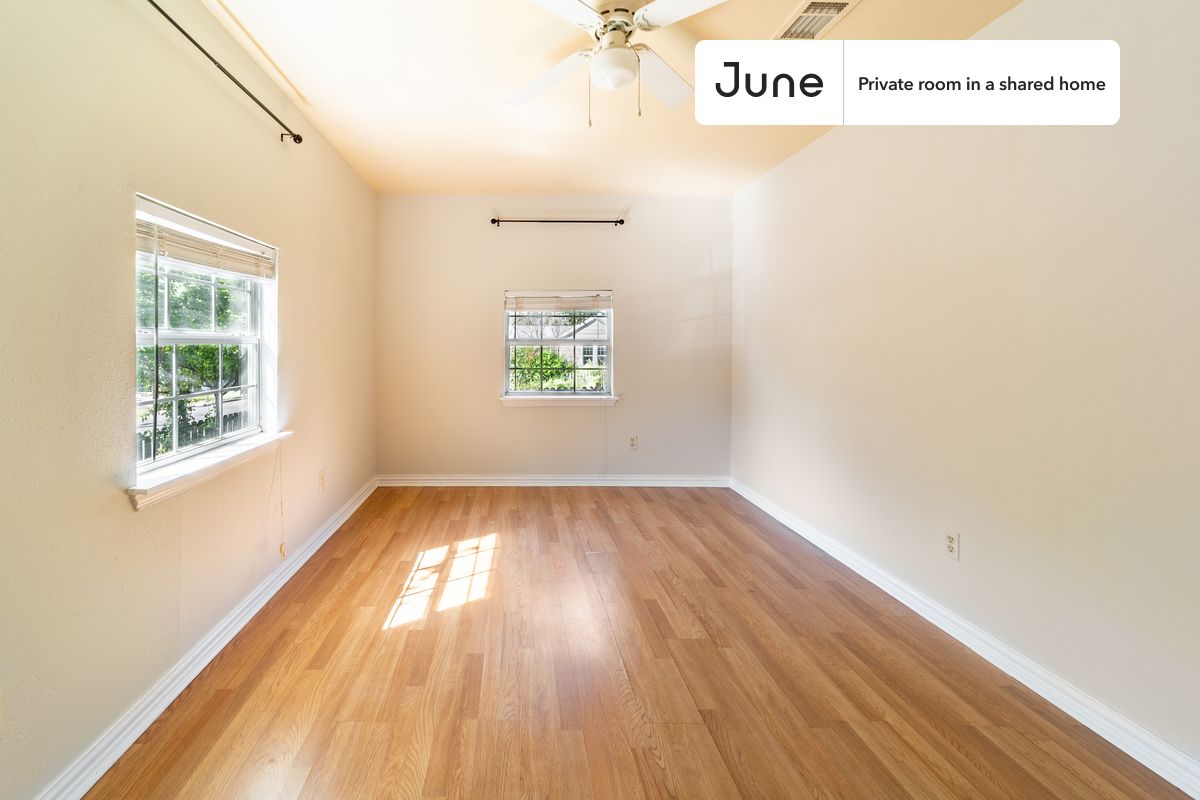 

Queen bedroom in a 4 bedroom / 2 bathroom apartment!

Check out 3D tour now:  https://jnhm.es/8aE

This  Queen room in Chestnut  is available on a flexible 1-18 month lease. Monthly rent rate is determined by furnishing preference, move-in date and move-out date. Speak to a June representative for recommendations on the best stay duration for the lowest rate, and learn more about this home on the June website:  https://jnhm.es/6m2

Amenities of this home:   Dishwasher,    Furnished Common Areas,    Wi-Fi - Paid separately (High-Speed),    Guarantors Allowed,       32-inch Flat-Screen TV,    Street parking,    Laundry in home (free),       Living area,    Hardwood Flooring,    Microwave,    Oven,    Refrigerator,   also, this unit is conveniently located, several local parks, restaurants and bars are just minutes away.

About June Homes: Welcome to the easiest rental experience of your life. Rent furnished or unfurnished apartments for 1 - 18 months, bypass hidden costs and broker fees and enjoy an easy move-in. As a resident, you’ll have access to 24/7 support and monthly cleanings of the home’s shared spaces. Sign up now to apply online for your next home with June: https://jnhm.es/sign-roomi

Interested? Use this listing ID when speaking to June team:  #1531 A