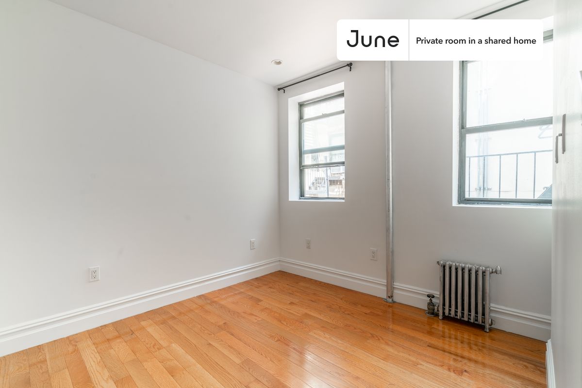 PLEASE NOTE: This is a private room in a shared apartment. You will have your own bedroom and shared common areas (kitchen, bathroom, etc.) with other residents.
Full bedroom in a 2 bedroom / 1 bathroom apartment!
Check out 3D tour now: https://jnhm.es/87v
This Full room in East Village is available on a 12 month lease or a flexible short term (31 to 364 days) lease. You pick your custom start and end date. Monthly rent rate is determined by furnishing preference, move-in date and move-out date. Speak to a June representative for recommendations on the best stay duration for the lowest rate, and learn more about this home on the June website: https://jnhm.es/64E
Amenities of this home: Street parking - City permit required, Dining area, Guarantors Allowed, Wi-Fi - Paid separately (High-Speed), Furnished Common Areas, Dishwasher, Laundry - Paid separately (in building), Wall-Mounted TV, Hardwood Flooring, Microwave, Oven, Refrigerator, also, this unit is conveniently located, several local parks, restaurants and bars are just minutes away.
About June Homes: Welcome to the easiest rental experience of your life. Rent furnished or unfurnished apartments on a 12 month lease or a flexible short term (31 to 364 days). As a resident, you’ll have access to 24/7 support and monthly cleanings of the home’s shared spaces. Sign up now to apply online for your next home with June: https://jnhm.es/sign-roomi
Brokers welcome! Contact us for more details.
Interested? Use this listing ID when speaking to June team: #1148 B