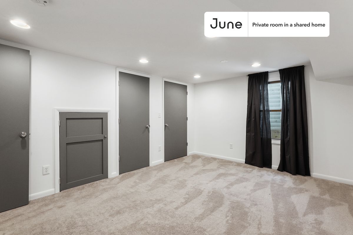PLEASE NOTE: This is a private room in a shared apartment. You will have your own bedroom and shared common areas (kitchen, bathroom, etc.) with other residents.
Queen bedroom in a 5 bedroom / 3 bathroom apartment!
Check out 3D tour now: https://jnhm.es/RW
This Queen room in Logan Circle is available on a 12 month lease or a flexible short term (31 to 364 days) lease. You pick your custom start and end date. Monthly rent rate is determined by furnishing preference, move-in date and move-out date. Speak to a June representative for recommendations on the best stay duration for the lowest rate, and learn more about this home on the June website: https://jnhm.es/5ux
Amenities of this home: Guarantors Allowed, Wi-Fi - Paid separately (High-Speed), 32-inch Flat-Screen TV, Laundry in home (free), Furnished Common Areas, Dishwasher, Enclosed backyard, Hardwood Flooring, Microwave, Oven, Refrigerator, also, this unit is conveniently located, several local parks, restaurants and bars are just minutes away.
About June Homes: Welcome to the easiest rental experience of your life. Rent furnished or unfurnished apartments on a 12 month lease or a flexible short term (31 to 364 days). As a resident, you’ll have access to 24/7 support and monthly cleanings of the home’s shared spaces. Sign up now to apply online for your next home with June: https://jnhm.es/sign-roomi
Brokers welcome! Contact us for more details.
Interested? Kindly note that the minimum stay duration would be 31 days.
Use this listing ID when speaking to June team: #417 BE