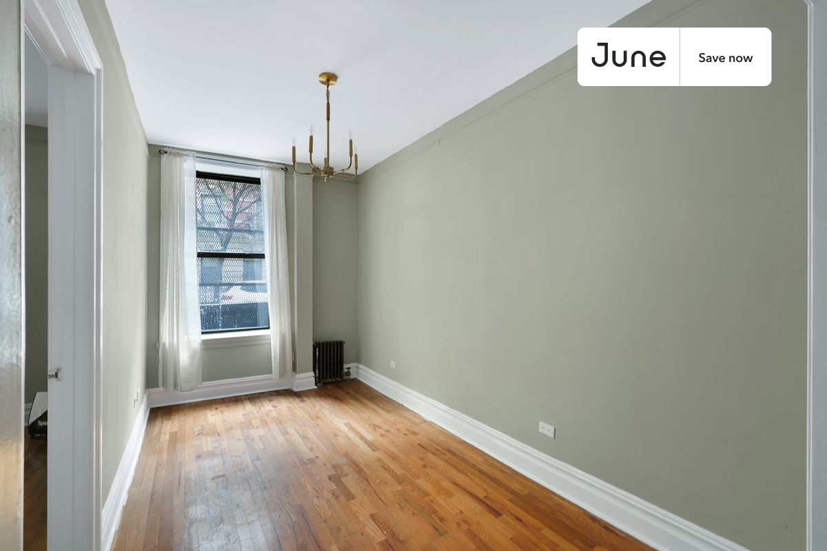 



1 bedroom in Upper West Side on flexible lease terms.

Check out 3D tour now:  https://jnhm.es/U0

This  1 bedroom apartment on the Upper West Side  is available on a 12 month lease or a flexible short term (31 to 364 days) lease. You pick your custom start and end date. Monthly rent rate is determined by furnishing preference, move-in date and move-out date. Speak to a June representative for recommendations on the best stay duration for the lowest rate, and learn more about this home on the June website:     https://jnhm.es/5AV

Amenities of this home:   Street parking - City permit required,       Couple-Friendly,       Guarantors Allowed,    Elevator,    Wi-Fi - Paid separately (High-Speed),    Courtyard,    Hardwood Flooring,    Microwave,    Oven,    Refrigerator,   also, this unit is conveniently located, several local parks, restaurants and bars are just minutes away.

About June Homes: Welcome to the easiest rental experience of your life. Rent furnished or unfurnished apartments on a 12 month lease or a flexible short term (31 to 364 days). As a resident, you’ll have access to 24/7 support and monthly cleanings of the home’s shared spaces. Sign up now to apply online for your next home with June: https://jnhm.es/sign-roomi

Brokers welcome! Contact us for more details.

Interested? Use this listing ID when speaking to June team:  #549