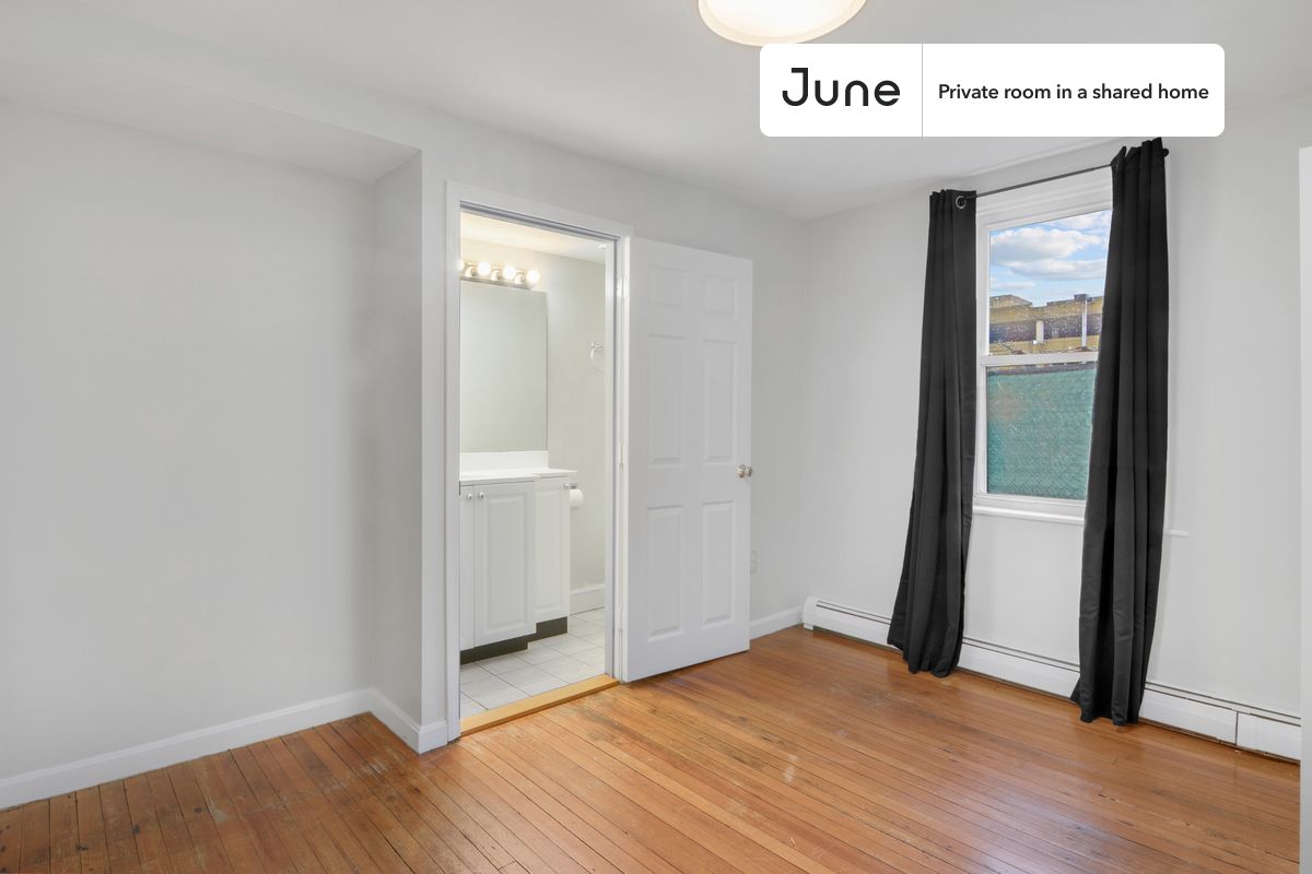 

PLEASE NOTE: This is a private room in a shared apartment. You will have your own bedroom and shared common areas (kitchen, bathroom, etc.) with other residents.

Full bedroom in a 2 bedroom / 1.5 bathroom apartment!

Check out 3D tour now:  https://jnhm.es/Xa

This  Full room in Newton Corner  is available on a 12 month lease or a flexible short term (31 to 364 days) lease. You pick your custom start and end date. Monthly rent rate is determined by furnishing preference, move-in date and move-out date. Speak to a June representative for recommendations on the best stay duration for the lowest rate, and learn more about this home on the June website:  https://jnhm.es/5Lf

Amenities of this home:   Dishwasher,    Furnished Common Areas,    Wi-Fi - Paid separately (High-Speed),    Guarantors Allowed,       32-inch Flat-Screen TV,       Paid parking,    Laundry - Paid separately (in building),    Hardwood Flooring,    Microwave,    Oven,    Refrigerator,   also, this unit is conveniently located, several local parks, restaurants and bars are just minutes away.

About June Homes: Welcome to the easiest rental experience of your life. Rent furnished or unfurnished apartments on a 12 month lease or a flexible short term (31 to 364 days). As a resident, you’ll have access to 24/7 support and monthly cleanings of the home’s shared spaces. Sign up now to apply online for your next home with June: https://jnhm.es/sign-roomi

Brokers welcome! Contact us for more details.

Interested? Kindly note that the minimum stay duration would be 31 days. 

Use this listing ID when speaking to June team:  #776 A