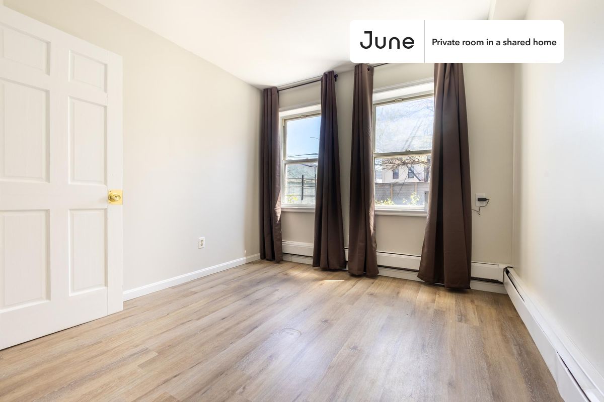 PLEASE NOTE: This is a private room in a shared apartment. You will have your own bedroom and shared common areas (kitchen, bathroom, etc.) with other residents.
Full bedroom in a 4 bedroom / 3 bathroom apartment!
Check out 3D tour now: https://jnhm.es/84l
This Full room in Fort Greene is available on a 12 month lease or a flexible short term (31 to 364 days) lease. You pick your custom start and end date. Monthly rent rate is determined by furnishing preference, move-in date and move-out date. Speak to a June representative for recommendations on the best stay duration for the lowest rate, and learn more about this home on the June website: https://jnhm.es/61Z
Amenities of this home: Patio, Furnished Common Areas, Wi-Fi - Paid separately (High-Speed), Outdoor space, Guarantors Allowed, 32-inch Flat-Screen TV, Hardwood Flooring, Microwave, Oven, Refrigerator, also, this unit is conveniently located, several local parks, restaurants and bars are just minutes away.
About June Homes: Welcome to the easiest rental experience of your life. Rent furnished or unfurnished apartments on a 12 month lease or a flexible short term (31 to 364 days). As a resident, you’ll have access to 24/7 support and monthly cleanings of the home’s shared spaces. Sign up now to apply online for your next home with June: https://jnhm.es/sign-roomi
Brokers welcome! Contact us for more details.
Interested? Use this listing ID when speaking to June team: #1078 A