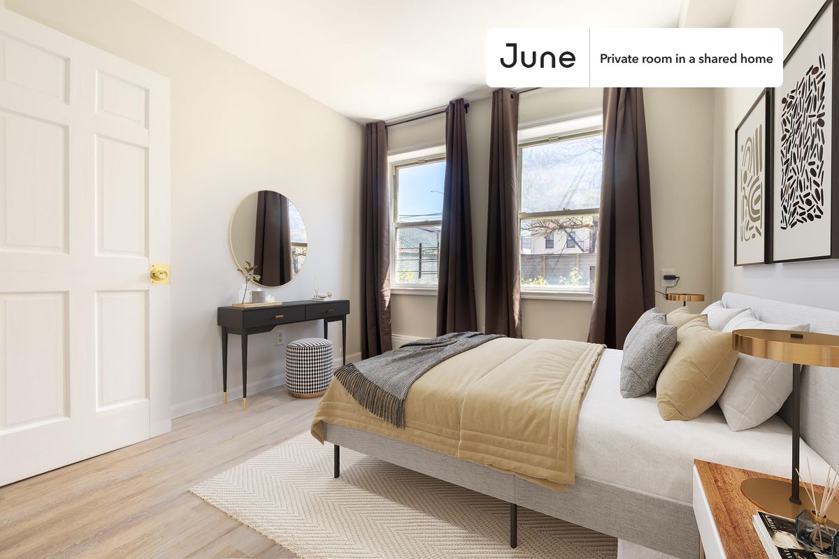 PLEASE NOTE: This is a private room in a shared apartment. You will have your own bedroom and shared common areas (kitchen, bathroom, etc.) with other residents.
Full bedroom in a 4 bedroom / 3 bathroom apartment!
Check out 3D tour now: https://jnhm.es/84l
This Full room in Fort Greene is available on a 12 month lease or a flexible short term (31 to 364 days) lease. You pick your custom start and end date. Monthly rent rate is determined by furnishing preference, move-in date and move-out date. Speak to a June representative for recommendations on the best stay duration for the lowest rate, and learn more about this home on the June website: https://jnhm.es/61Z
Amenities of this home: Patio, Furnished Common Areas, Wi-Fi - Paid separately (High-Speed), Outdoor space, Guarantors Allowed, 32-inch Flat-Screen TV, Hardwood Flooring, Microwave, Oven, Refrigerator, also, this unit is conveniently located, several local parks, restaurants and bars are just minutes away.
About June Homes: Welcome to the easiest rental experience of your life. Rent furnished or unfurnished apartments on a 12 month lease or a flexible short term (31 to 364 days). As a resident, you’ll have access to 24/7 support and monthly cleanings of the home’s shared spaces. Sign up now to apply online for your next home with June: https://jnhm.es/sign-roomi
Brokers welcome! Contact us for more details.
Interested? Use this listing ID when speaking to June team: #1078 A