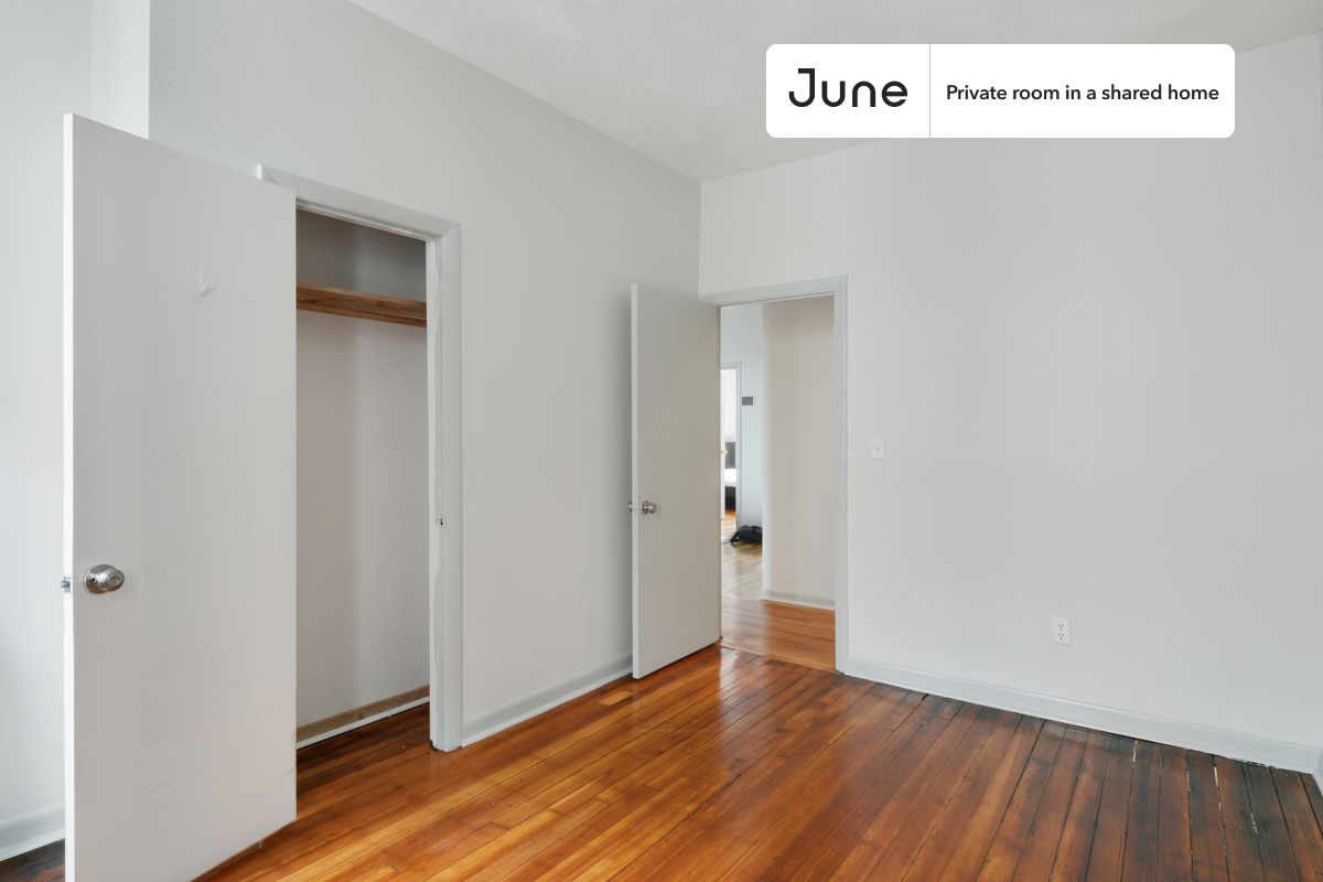 

PLEASE NOTE: This is a private room in a shared apartment. You will have your own bedroom and shared common areas (kitchen, bathroom, etc.) with other residents.

Queen bedroom in a 4 bedroom / 1 bathroom apartment!

Check out 3D tour now:  https://jnhm.es/V2

This  Queen room in Allston  is available on a 12 month lease or a flexible short term (31 to 364 days) lease. You pick your custom start and end date. Monthly rent rate is determined by furnishing preference, move-in date and move-out date. Speak to a June representative for recommendations on the best stay duration for the lowest rate, and learn more about this home on the June website:  https://jnhm.es/5Ci

Amenities of this home:   Furnished Common Areas,    Wi-Fi - Paid separately (High-Speed),    Guarantors Allowed,       32-inch Flat-Screen TV,       Street parking - City permit required,    Laundry - Paid separately (in building),    Hardwood Flooring,    Microwave,    Oven,    Refrigerator,   also, this unit is conveniently located, several local parks, restaurants and bars are just minutes away.

About June Homes: Welcome to the easiest rental experience of your life. Rent furnished or unfurnished apartments on a 12 month lease or a flexible short term (31 to 364 days). As a resident, you’ll have access to 24/7 support and monthly cleanings of the home’s shared spaces. Sign up now to apply online for your next home with June: https://jnhm.es/sign-roomi

Brokers welcome! Contact us for more details.

Interested? Kindly note that the minimum stay duration would be 31 days. 

Use this listing ID when speaking to June team:  #583 C